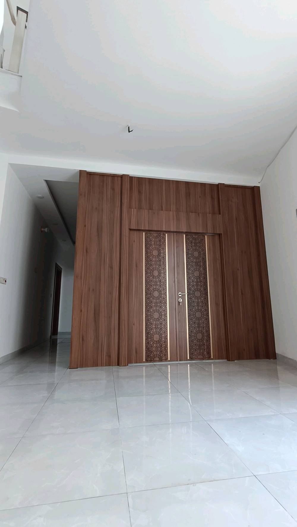 بيت للبيع بحي العباس الفرع الأول خلف فندق البارون مساحة 76 طابقين كامل مكمل وجاهز للسكن الطابق الارضي صالة واستقبال ومطبخ وصحيات والطابق الثاني غرفتين وصالة وصحيات بناء جديد طابوگ والاسااس رفت وغير مسكون
ممكن تذكرلي بأي مدينة/منطقة بالضبط بيت حي العباس؟ وهل الموقع قريب من الشارع الرئيسي أو الخدمات المهمة؟: 
الفرع الأول قريب جداً لشارع السيدة زينب يبعد عن الأمام 2 كيلو متر 
شكد عدد الغرف بالضبط بكل طابق، وهل البيت بيه حوش/سطح/كراج أو مكان للسيارة؟: 
غرفتين وصالة وصحيات وصالة واستقبال ومطبخ وصحيات 
الطابو شنو نوعه بالتفصيل؟ وهل البيع مباشر من المالك وبكل الأوراق جاهزة للنقل؟: 
نعم
السعر شكد؟ وهل قابل للتفاوض، وتريد تبيع نقدي لو تقبل تقسيط؟: 
125مليون وبيه مجال 
