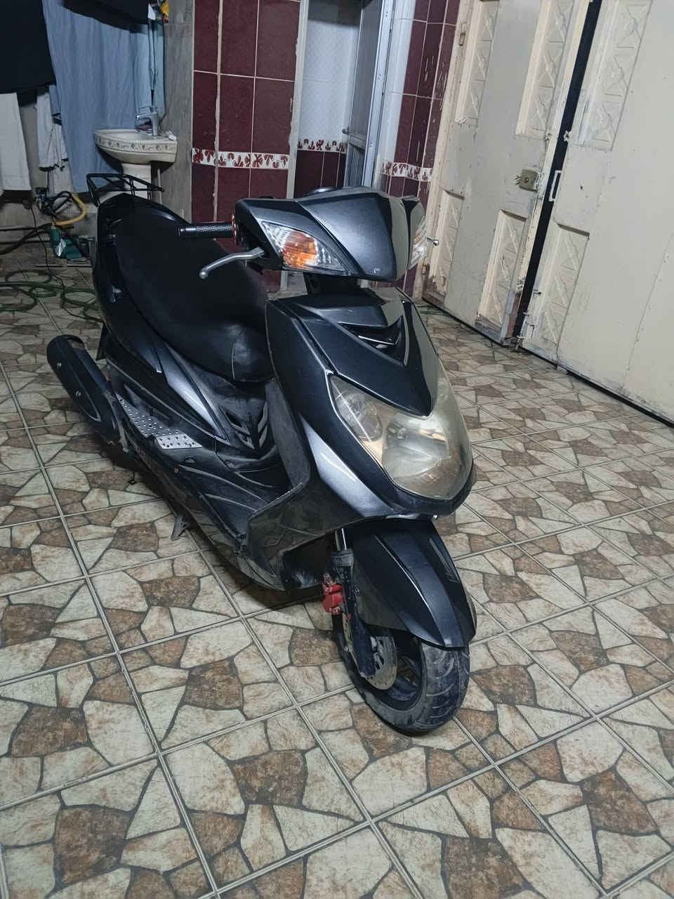 سلم عليكم دراجة سكنس فحل نوزل   للبيع سعر650 مكان ديالى الخالص رقم الهاتف ***********
