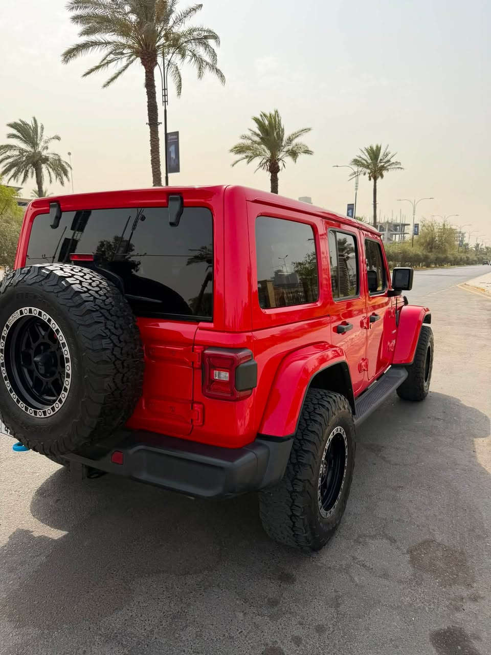 السلام عليكم 
جيب رانكلر 4Xe 2023 صحارى 
حادث جاملغ خلفي جهه السايق بدون اي ايرباك 
جاملغ خلفي صبغ فقط
ماشية 25 الف ميل
رقم بغداد شبه مميز
سكف فايبر قابل للفتح
السيارة لون احمر 
داخل جلد عسلي
بصمة
فور ويل
شاشة جبيرة
تعتبر فول صحارى

الاضافات 
ويل وتاير BF GOODR امريكي اصلي عدد5
دبلات روبيكون 
دعامية امامية روبيكون 
دبل استيرن FOX
شباك شكل 24 والاصلي موجود
منضومة شحن تتناسب مع كهرباء العراق كاملة

سيارة جاهزة بدون اي نقص

السعر 30.000

***********
