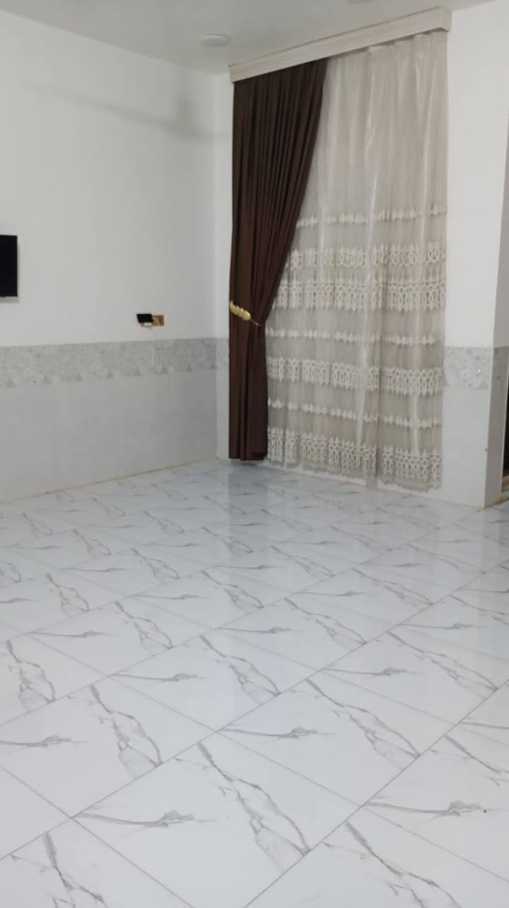 السلام عليكم
بيت للبيع في منطقة الكرادة طابو زراعي سند 25 مقابيل تارتان النخيل

( الجهة اليسرى)

قريب ع الشارع 

مساحة 170

بناء حديث طابوق 

الارضية رفت 

والسقف صب 

يتكون البيت من غرفتين نوم +مطبخ +استقبال+صاله +صحيات داخلية 
وصحيات خارجية 

اخوان أني مكلف بالنشر 

للتواصل والاستفسار اكثر الاتصال ع الرقم ‏‪***********‬‏
