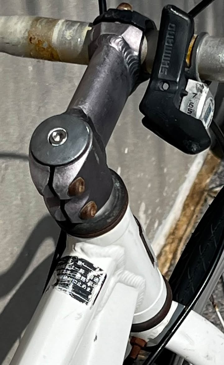 السلام عليكم ورحمة الله وبركاته 

⚡️🚲⚪️c700
( للبيع فقط )
البايسكل ياباني الاصل 
ختم واحد من الشركه المصنعه للهيكل والبايدر والستيرن 
( الدراجه المنيوم بالكامل ) وزن خفيف 
الهيكل والستيرن المنيوم ما عدا الماشا من الشركه حديد ( مو تبديل ) 
الوياله من شركة JOYTECH كما موضح في الصور 
البايسكل نضيف جداً وشوف عيونك وتجي وتشوف وتفحص وتدلل  
كااامل * بدون اي نقص بريك خلفي امامي شغالي اني مخففهن علمود السرعه 
كما ذكرت سابقاً البايسكل كامل ما عدا ضربه خفيفه بالويل الخلفي والويل معدل بس الضربه موجوده والبايسكل عندي سنين واطلع بي مسافات بعيده وما شكى من شي والضربه موضحه بالصوره ايضاً 
الليبلات والختومات الخاصه بالبايسكل ومكان تصنيعه كلها موجوده وبالنسبه للكشن ايضاً بلون مميز واسفنج مريح وما متعوب ابد 

(( تايرات وچوب خلفي وامامي اليوم شديتهن )) جدد 
والمخاد الخلفيه للبريك الخلفي ايضاً
البايسكل البريك الخلفي مخاد والامامي دسك وقرص من الشركه 
⚪️⚪️⚡️السعر 100 الف دينار قفل غير قابل للتفاوض والبايسكل المنيوم بالكامل اخوانه كاعد ينباعن ب 200 و250 .

العنوان بغداد المحموديه/حي الرشيد 

التواصل على الخاص او على الرقم 
***********/يوجد واتساب
