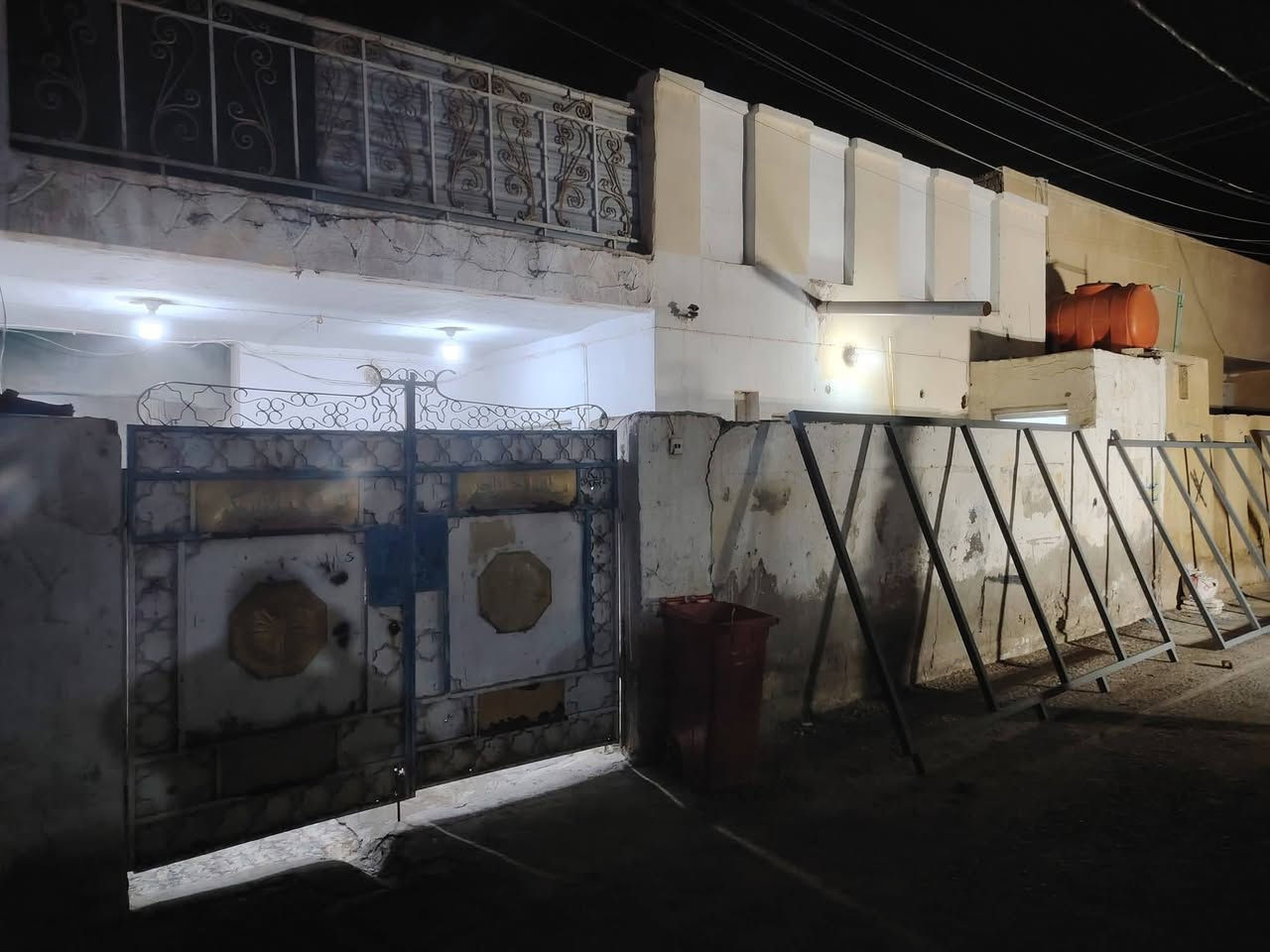 دار للبيع المساحة ١٥٠ متر مربع
يحتوي على استقبال وهول ومطبخ غرفتين الطابق الأرضي
والطابق الثاني يحتوي على غرفة واحدة. عنوان. العزة الجديدة. شارع كراج اللوريات. للاستفسار الاتصال على الرقم فقط ***********
