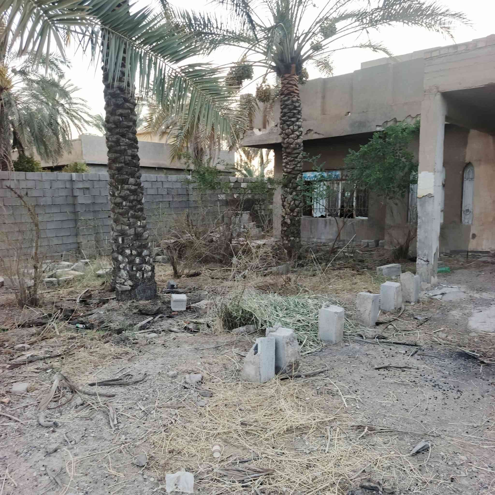 السلام عليكم بيت مساحتها ٤٠٠ صابو صرف بسمي موقع تجاري على الشارع العام بغداد الخالص منطقة الغالبيه واجهة البيت ٢٠ الشراي يتصل ***********  أو ***********
