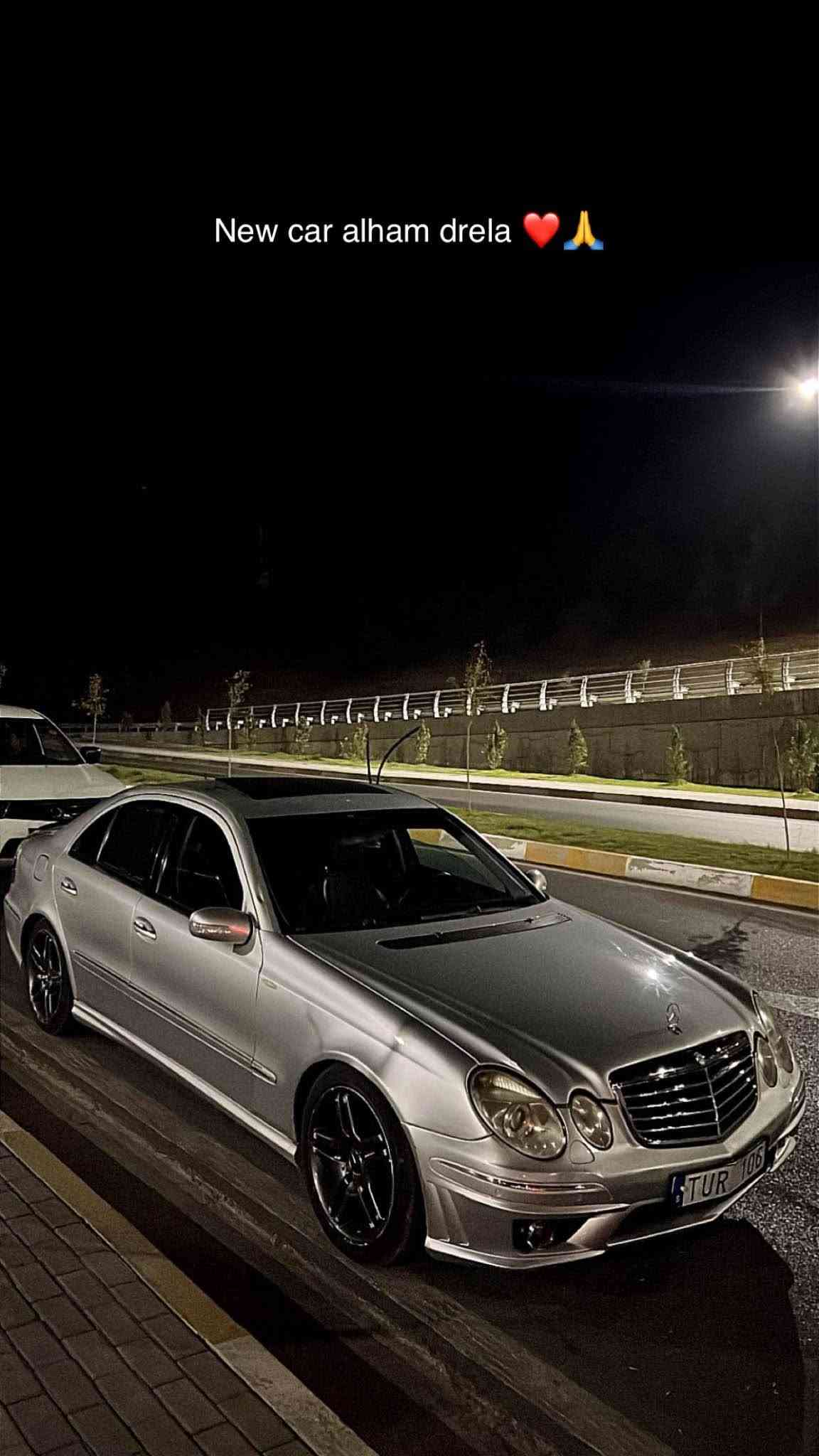 میرسدس e class 240 2003 دەحامی بۆ دەحامی بە شەرت مەنەفێست ئەوەروپی ئەسلی  گێرو مەکینەی لۆک لۆکە بەشەرتی فەعس، لێدراو بەشەرت  سەقفی و حیزام بەشەرت شوختوو چاڵوچۆڵی نیە هەتا نەیبینی نازانی چەند خاوێن و جوان ماوەتەوە لەسەر دەقی شەریکەیە، یەک دینار مەسرەفی تێدا نیە 
 سحری ٧٥ وەروقە و مەجال 
*********** سوران, أربيل

نص مكتوب في الصور:
- New car alham drela ❤️ 🙏
