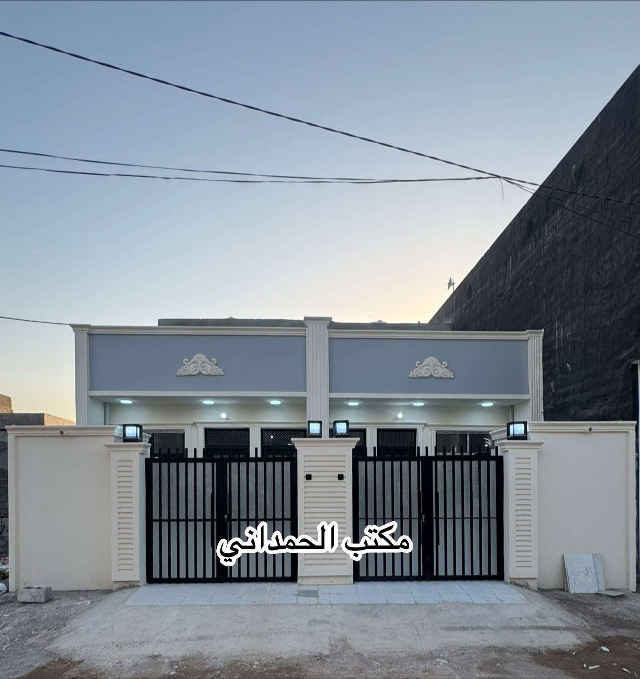 فرصة سكنية مميزة في بعقوبة 🌟📞***********📞
للبيع مشتملان حديثان (عدد 2) بتصميم عصري وموقع خدمي ممتاز.                  
 المساحة: 100 متر مربع لكل مشتمل.
 الابعاد: عرض 5 متر × نزال 20 متر.
 البناء: طابق واحد .
📌 التفاصيل والتوزيع:
 الطابق الأول: استقبال، صالة، مطبخ، غرفة نوم، وصحيات.
 الطابق الثاني: بيتونه على عرض الصاله
💡 الخدمات والمميزات:
 الخدمات: متكاملة (ماء، كهرباء، تبليط).
 الشوارع: شارع واسع بعرض 10 أمتار.
 الوثيقة: سند 25.ملك صرف
 العنوان: ديالى - بعقوبة - تقاطع القدس (دور الزراعة)،  الثالثة.

لاستفسار الرقم أو مراجعة مكتب الحمداني للعقار 

                            ☎️***********☎️

نص مكتوب في الصور:
- مكتب الحمداني