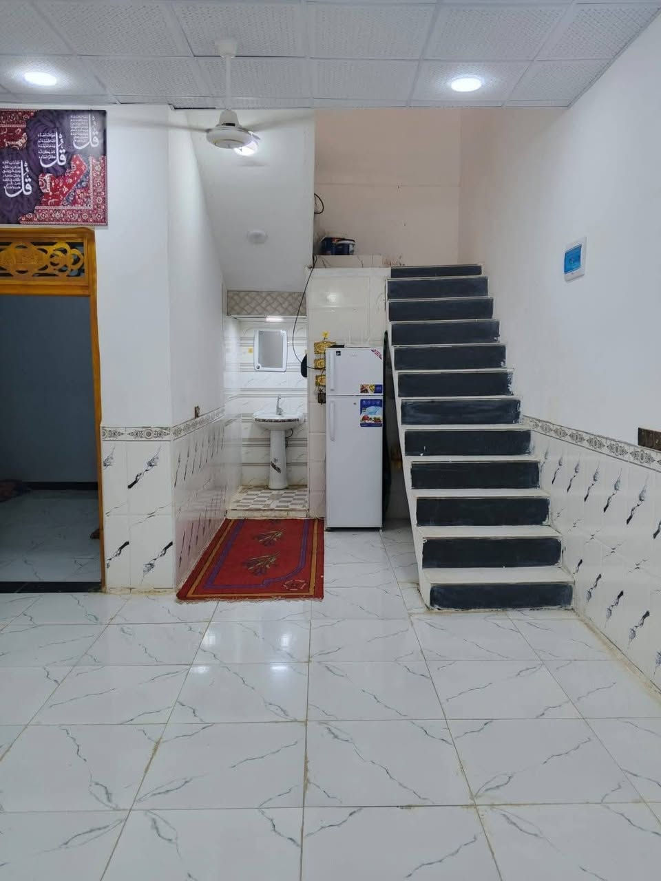 السلام عليكم 
🏠 إعلان بيع منزل (بناء حديث ونظيف جداً)
​المساحة: 200 متر  ( زراعي)
الموقع: بين الحمزة والمنصور (يقع تحديداً في منطقة المنصور)
​📋 تفاصيل ومواصفات البيت:
​الغرف: غرفتين نوم واسعتان وبنيان حديث.
​الاستقبال والصالة: صالة معيشة مريحة + براني (هيكل غير مكتمل).
​المطبخ: مطبخ مرتب وعصري.
​الصحيات: صحيات داخلية وخارجية مكتملة.
​المرافق الأخرى:
​ممر جانبي بعرض مترين.
​درج صعود إلى السطح.
​طارمة (حوش) كبيرة.
​ملاحظة: البيت بنيان جديد ونظيف جداً .
​💰 السعر ومعلومات الاتصال:
​السعر: مناسب جداً (قابل للتفاوض للجادين).
​للإستفسار والحجز، يرجى الاتصال على الرقم التالي:
📞 ***********

