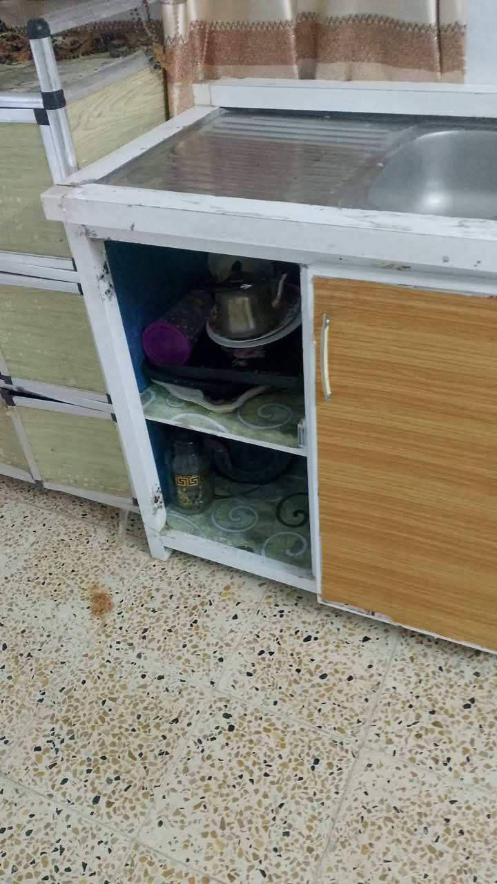 كاونتر للبيع ثلاث طبقت بي قياس متر ونص الابواب موجودين سعر 70 وبي مجال دولاب للبيع سعر 10 شراي يتصل عل رقم  اسيا *********** مكان موصل

نص مكتوب في الصور:
- ١ of ٢
- ابو جنة
- منذ ٣٠ دقيقة