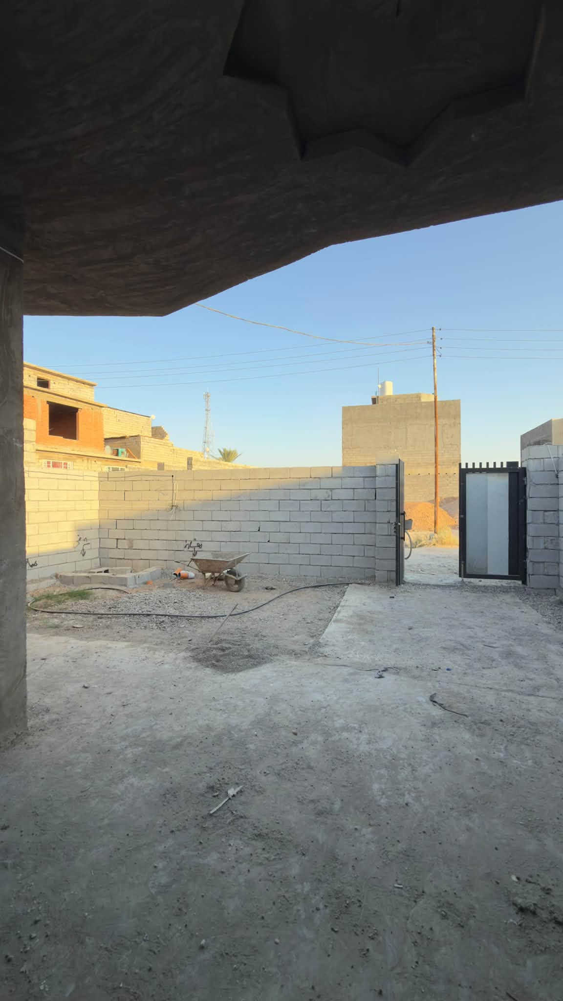 سلام عليكم 
فرصه أستثماريه 💸 
بيت للبيع مساحه ( 196 م) 
كامل خدمات ( مياه ، كهرباء ،تبليط يبعد عليه ٢٠ م ) يبعد ع شارع العام ١٥٠م 
طابق واحد
متكون من ، كراج 🚗، استقبال ، مطبخ ، صاله ، غرفتين نوم ، حمام ، وممشىٰ 
صنف العقار ؛ ملك صرف زراعي 
عنوان ؛ تقاطع القدس دور الزراعه الرابعه قرب ملعب القدس 
بالقرب منه ( فرن صمون ، مخبز ، منضومه ماء RO , مطعم ، صيدليه ، اسواق ، أنشائيه ) كامل خدمات 
ملاحضه ؛ ناقصه تاسيس مجاري ووصحيات خارجيه 
للأستفسار ؛ ***********
