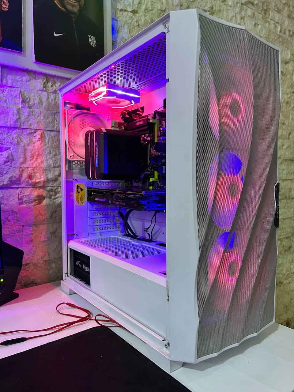 للبيع تجميعة اقتصادية
xeon e5-2650v2

يعادل كوراي فايف جيل عاشر 

رام 16 gb

m.2 256 gb

hdd 500 gb

كرت شاشة Evga GTX 960  4gb

كارت جبار باداءة العب عليه فيفا26 يطيني 35 فريم الى 40 

اي لعبه يشغلهه فورزا وغيرها وريد ديد جيتي اي 50 فريم

مبرد محترف m90 حرارة 30

بورد x79 

بور سبلاي fsb 500 w 

كل القطع جديدة عدا كرت شاشة مستخدم

اي مشكلة مابيه الحاسبه

فقط الكيس بدون جامة 

السعر 325 الف دينار

مكاني زيونة تجيني تفحص وتشلع عيوني

***********

نص مكتوب في الصور:
- قائمة مواصفات جهاز الكمبيوتر - المعالج: Intel Xeon E5-2650v2 - الذاكرة: 16 GB DDR3 - التخزين: M.2 256 GB - القرص الصلب: 500 GB - مزود الطاقة: FSP 500W - الكيس: 1+ Antec 3 FANS RGB - كرت الشاشة: EVGA GTX960 4 GB Antec GAMING PC - السعر: ٣٠٠ الف دينار