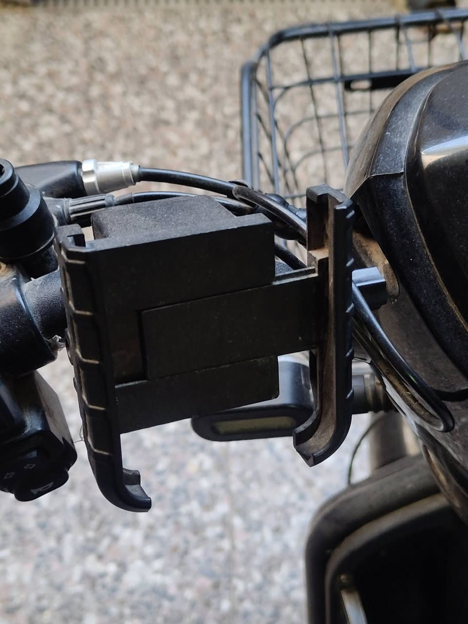 سلام عليكم
دراجة كهربائية Gicin SK8 للبيع 🛵⚡
مستعملة أكثر من سنة، وحالتها جيدة وكلشي بيها شغال.
🔋 البطاريات جديدة
🔌 الشاحن الأصلي موجود
⚡ تمشي تقريباً 20 كم بالشحنة حسب الاستخدام
💡 أضوية، إشارات، كلشي شغال
حامل للهاتف

💰 السعر: 275 ألف دينار عراقي وبي مجال بسيط

المكان: بغداد الشعلة

للاستفسار التواصل عبر الواتساب 
***********
