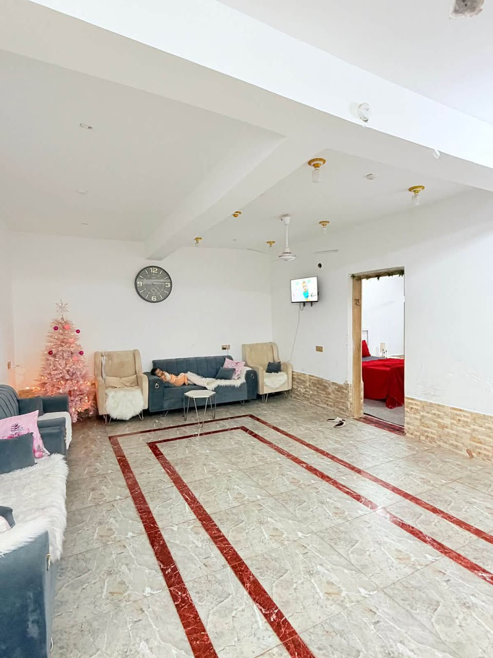 السلام عليكم ورحمة الله وبركات
بيت للبيع 🏠 200 م طابو صرف 

العنوان الموحيه مقابل باب الجامعه الخلفي 

ع شارع الرئيسي الجديد موقع مميز جدآ 

البناء _ 3 طوابق 

بناء حديث 

استفسار اكثر 

 

***********
