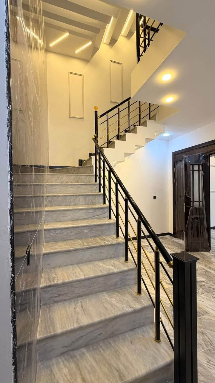 ‏سلام عليكم مشتمل للبيع المساحة 100 الواجهة خمسة نزال 20 حي الجهاد 📍المسألة والعدالة مجاور مجمع النسيم قرب شارع العام المؤدي إلى جسر العامرية محتويات العقار أربع غرف نوم + صحيات العدد اثنين بناء حديث غير مسكون السعر والاستفسار *********** ونستقبل كافة العروض العقارية
