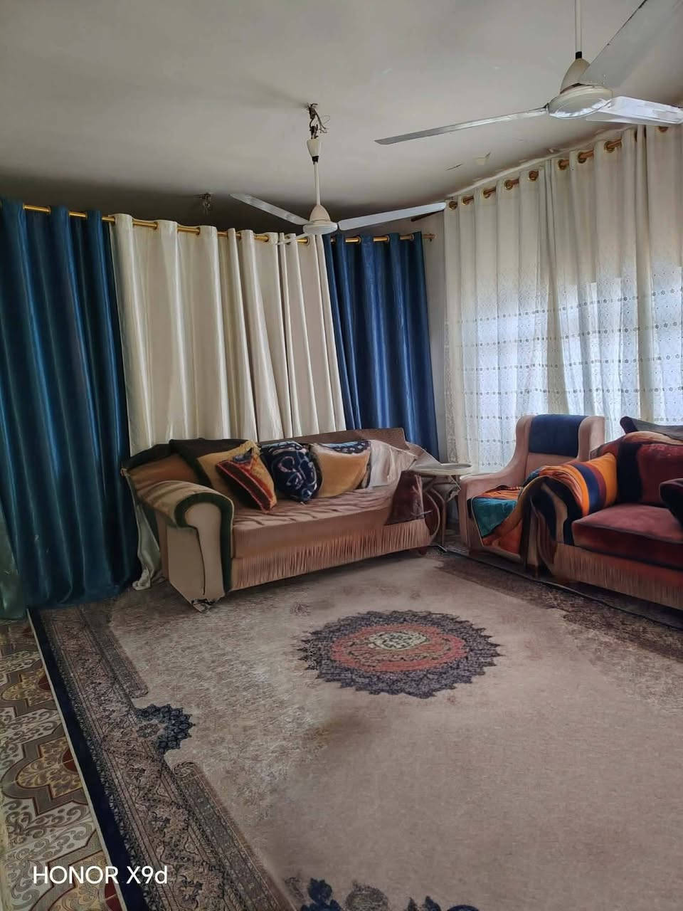 بيت للبيع او للايجار مساحته ٢٦٥م
يحتوي على غرفتين نوم كل غرفه ٤×٥
واستقبال ٧×٤
هول ٤×٤
المطبخ ٥×٤
وحديقه مثل ما موضح بالصوره 
بناء نص بلوك ونص طابوك 
العنوان حي الحكيم الاولى  ع جهة الكورنيش مرقم من البلديه اقرب نقطة داله مدرسة الظهور الابتدائيه 
للاستفسار الاتصال بالرقم 
***********
