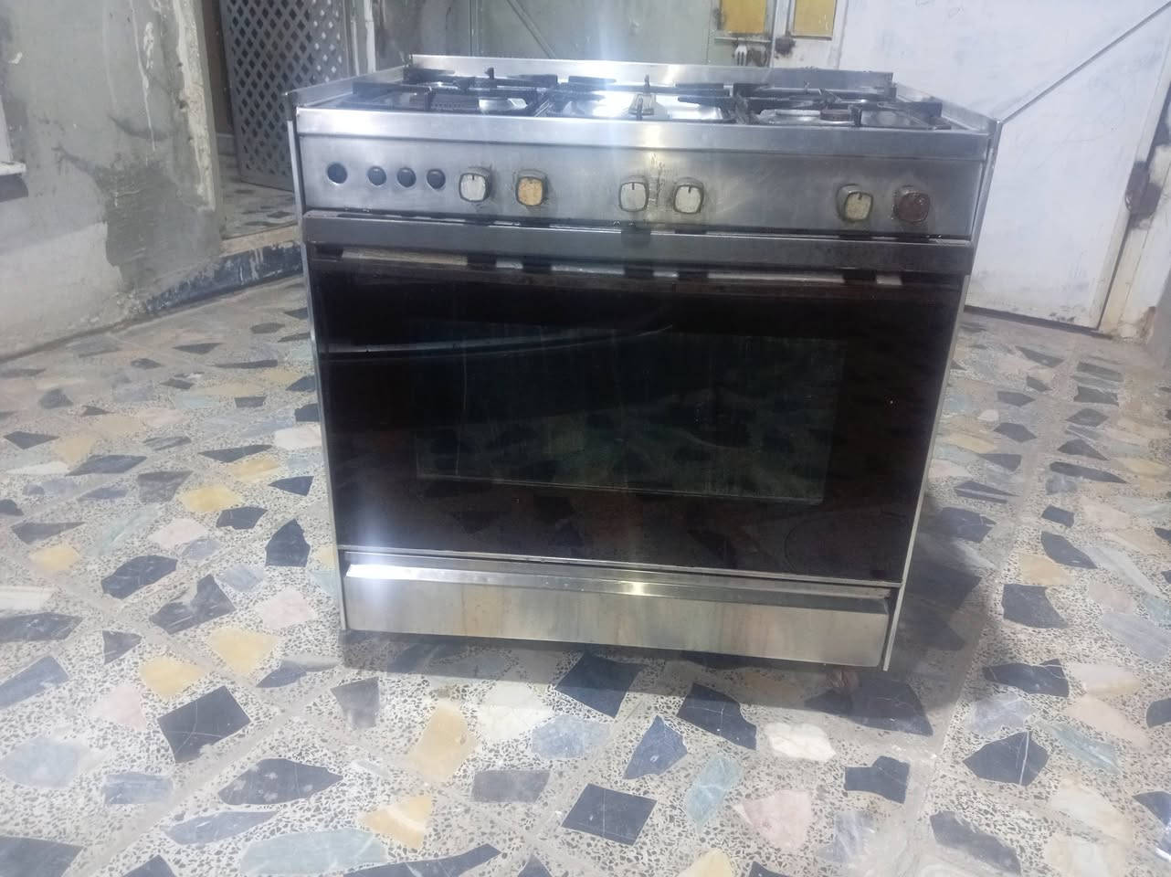 السلام عليكم طباخ للبيع عشتار 5 عيون وفرن شغل سعر 125 الف
***********

