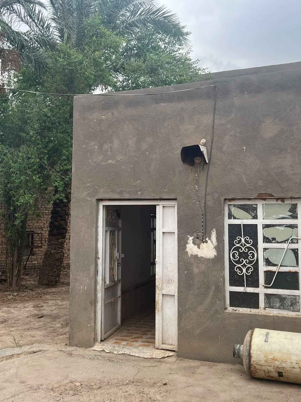 بيت الليجار مساحه 400 غرفتين وصاله وستقبال الاستفسار اتصال برقم***********
