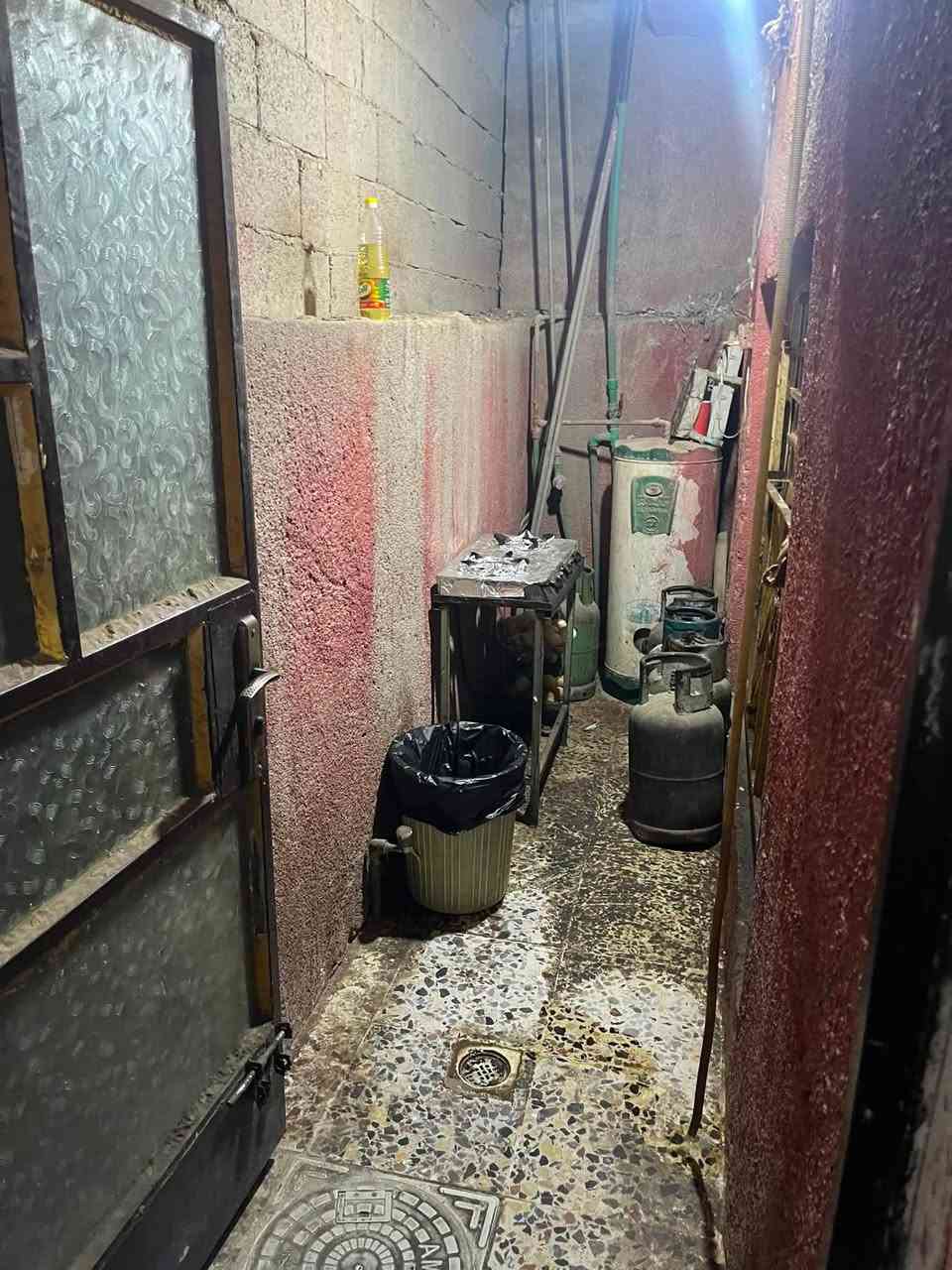 السلام عليكم للبيع بيت في الزعفرانيه دور الشرطه على الشارع العام تجاري مقابيل صورة الامام علي زراعي ملك صرف مساحه ١٥٠ متر يحتوي على  غرفه بل طابق الاول والثاني ويحتوي على استقبال بل طابق الاول وممر كعدة بل طابق الاول وثاني ويحتوي على حمام بل طابق الاول والثاني ويحتوي على ترك من ضمن المطبخ مع محل من ضمن البيت احنه مأجري صيدليه لناس تردون تبقو وتاخذون اجار الكم تردون تطلعوهم بكيفكم السعر ١٦٠  وبي مجال للتواصل ع هذا الرقم ***********
