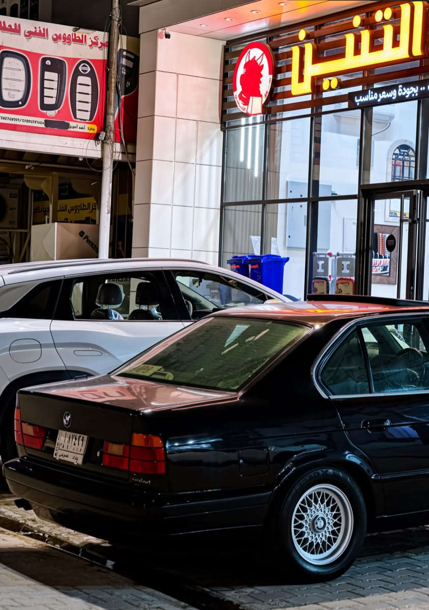 السلام عليكم
BMW525i
موديل ١٩٩٠
رقم بغداد ألماني 
فتحه
كشنات كهرباء
تبريد قطعتين 
اربع جام كهرباء 
محرك 25 اصل مسكر تك فانوس 
داخل نيلي المقاعد الأماميه تحتاج دوشمه
صاج دبل جكمجه  
تبريد شغال 
السعر 60 وبيها مجال 
مكان السيارة نجف ***********
