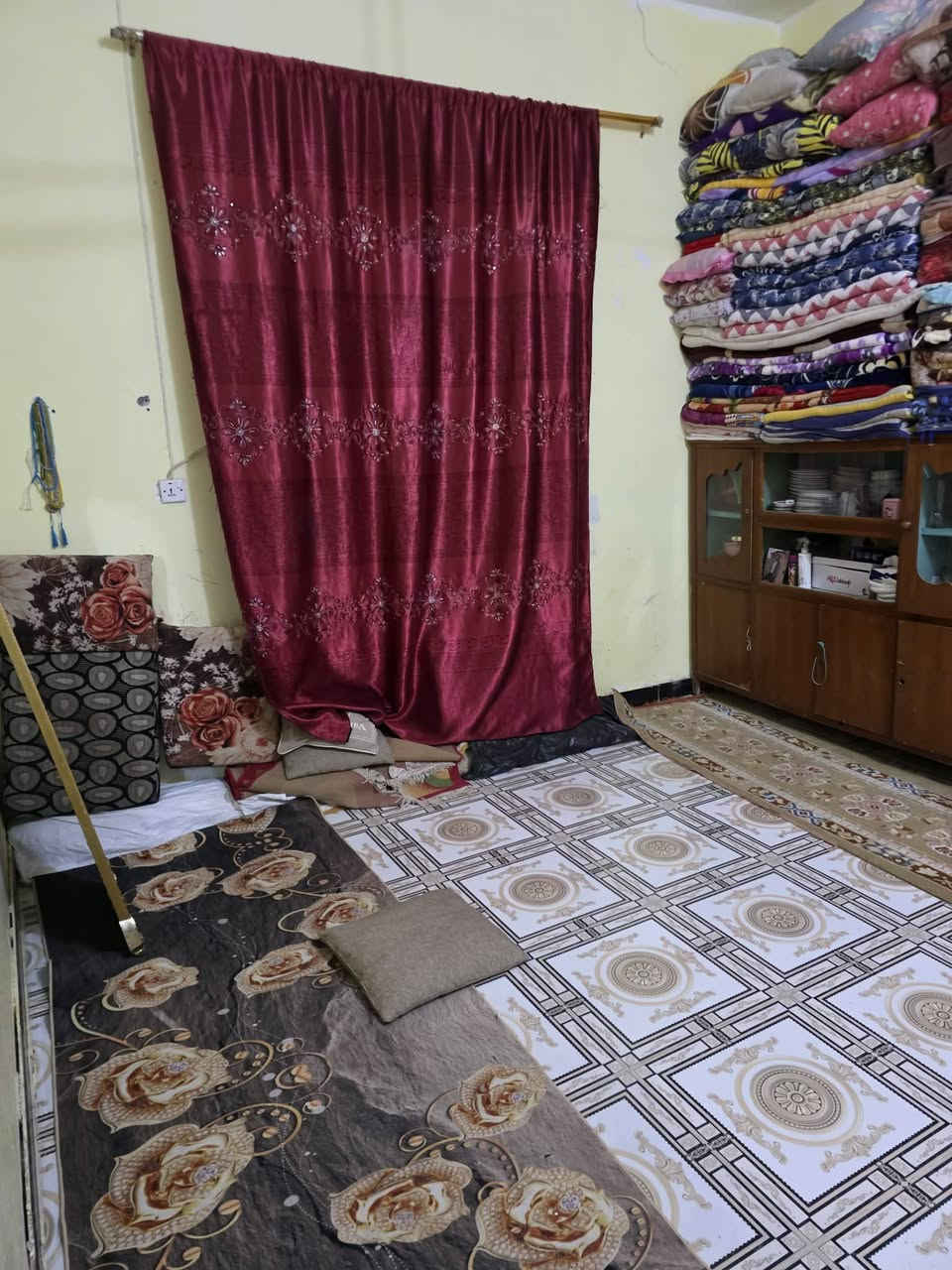 السلام عليكم بيت زراعي للبيع مساحه ١٠٠م
تفاصيل البيت غرف ١+ صاله + مطبخ + ديوانيه + صحيات 
المكان سوق الشيوخ حي العسكري شارع الإطفاء قرب شارع الإمام علي 
السعر ٢٤ مليون وبي مجال قليل 
للاستفسار *********** واتساب ***********
