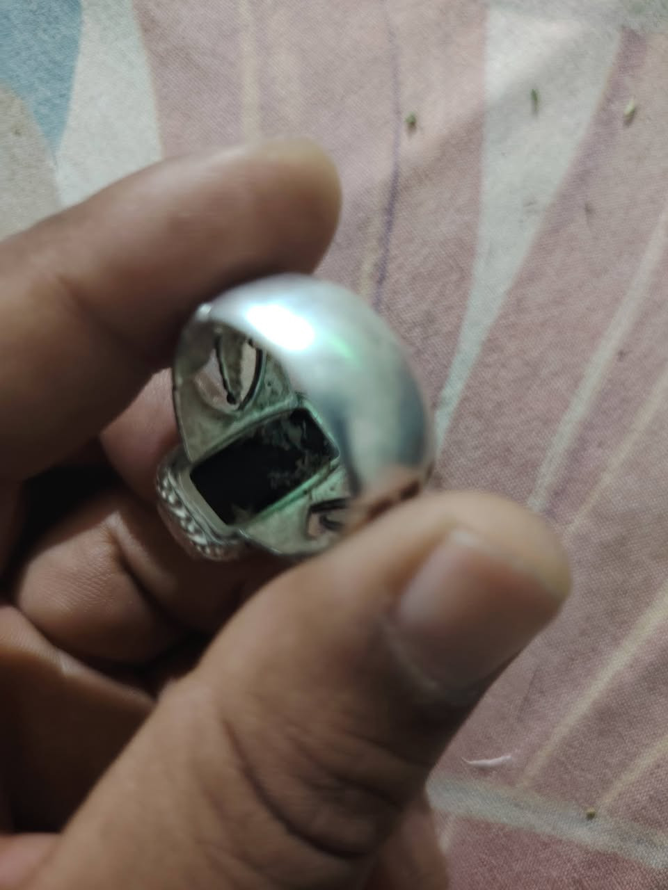 محبس هبهاب افريقي قديم وبي طلاسم ونحت وصياغه ثقيله الي يريده يدخل خاص او يتصل على الرقم *********** اتصال وتساب مع العلم الحجر شغله يعني مزروفه على طول الحجره
