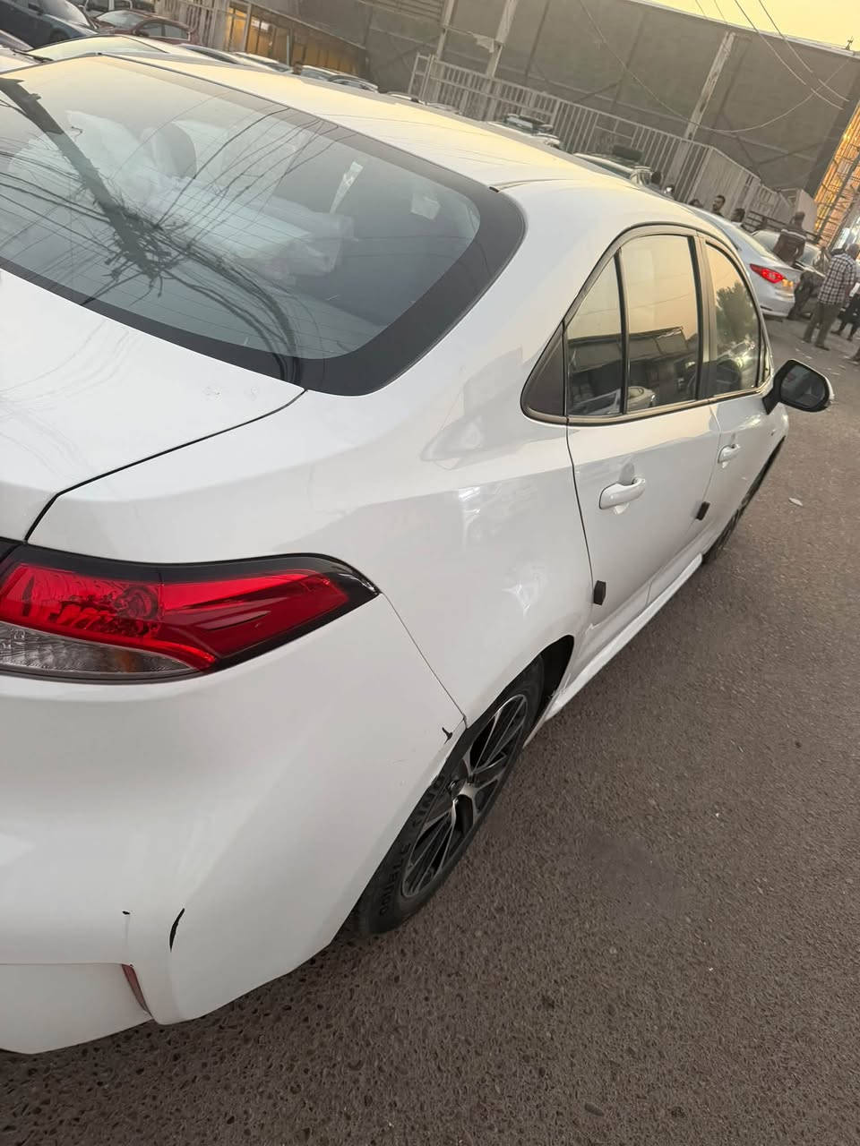السلام عليكم
كورلا هايبرد ٢٠٢٤ ماشيه ٧٠ الف 
فول مواصفات 
فتحه 
بيه قبق جنطه صبغ 
وباب السايق مبدله نفس الون 
***********
السعر ١٣٥ وبيه مجال حك الجيه
