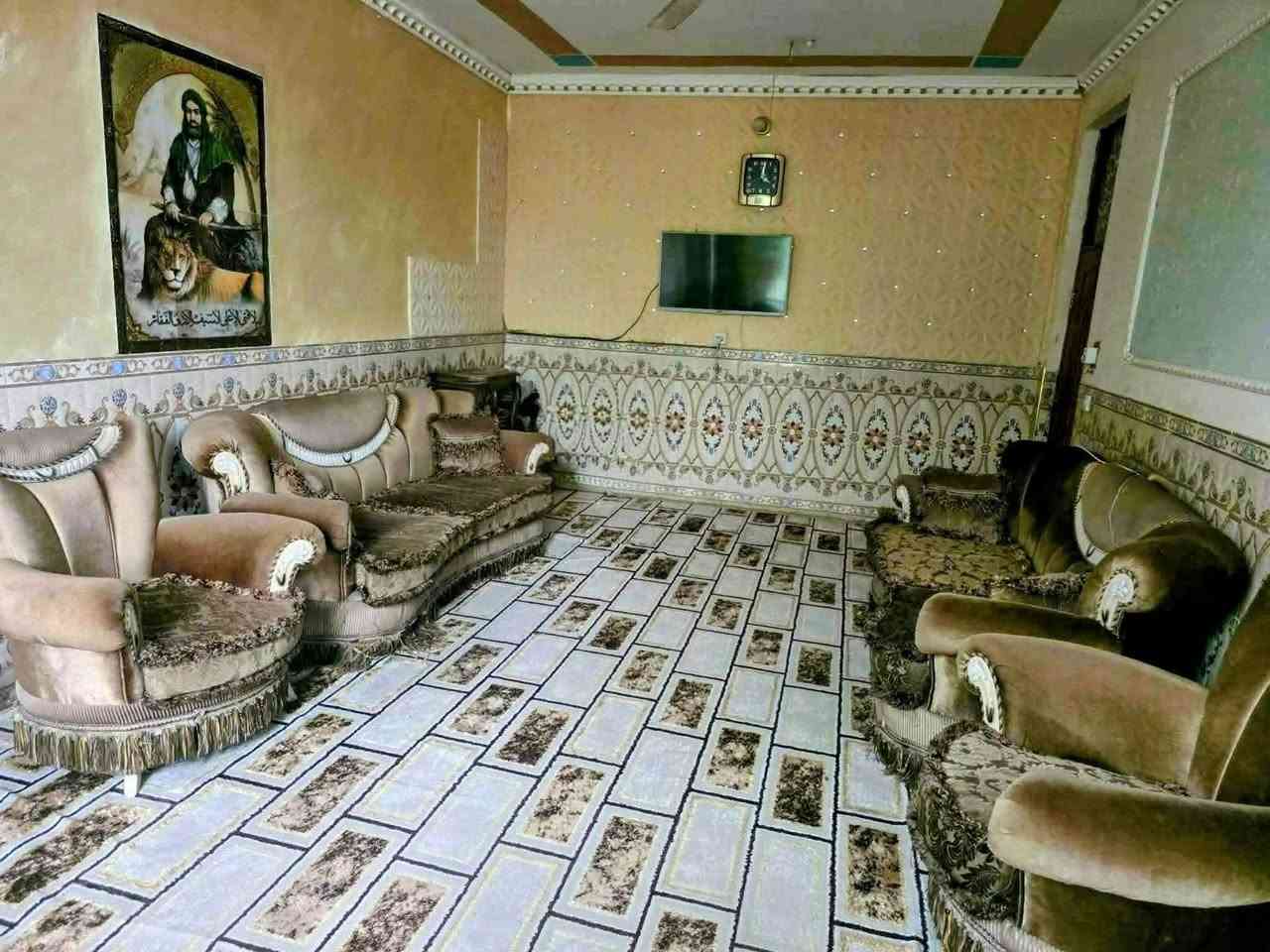بيت للبيع غرفتين وصاله ومطبخ وهول وصحيات داخليه وتواليت خارجية وطرمه جبيره وحديقتين كبار مساحته ٤٥٠
الموقع @إشارة عنانه بعد السيطره الشارع المقابيل مجمع المصطفى 
ملاحظه/البيت كلش حلوو ومرتب جيران ذهب شارع هادئ
***********
