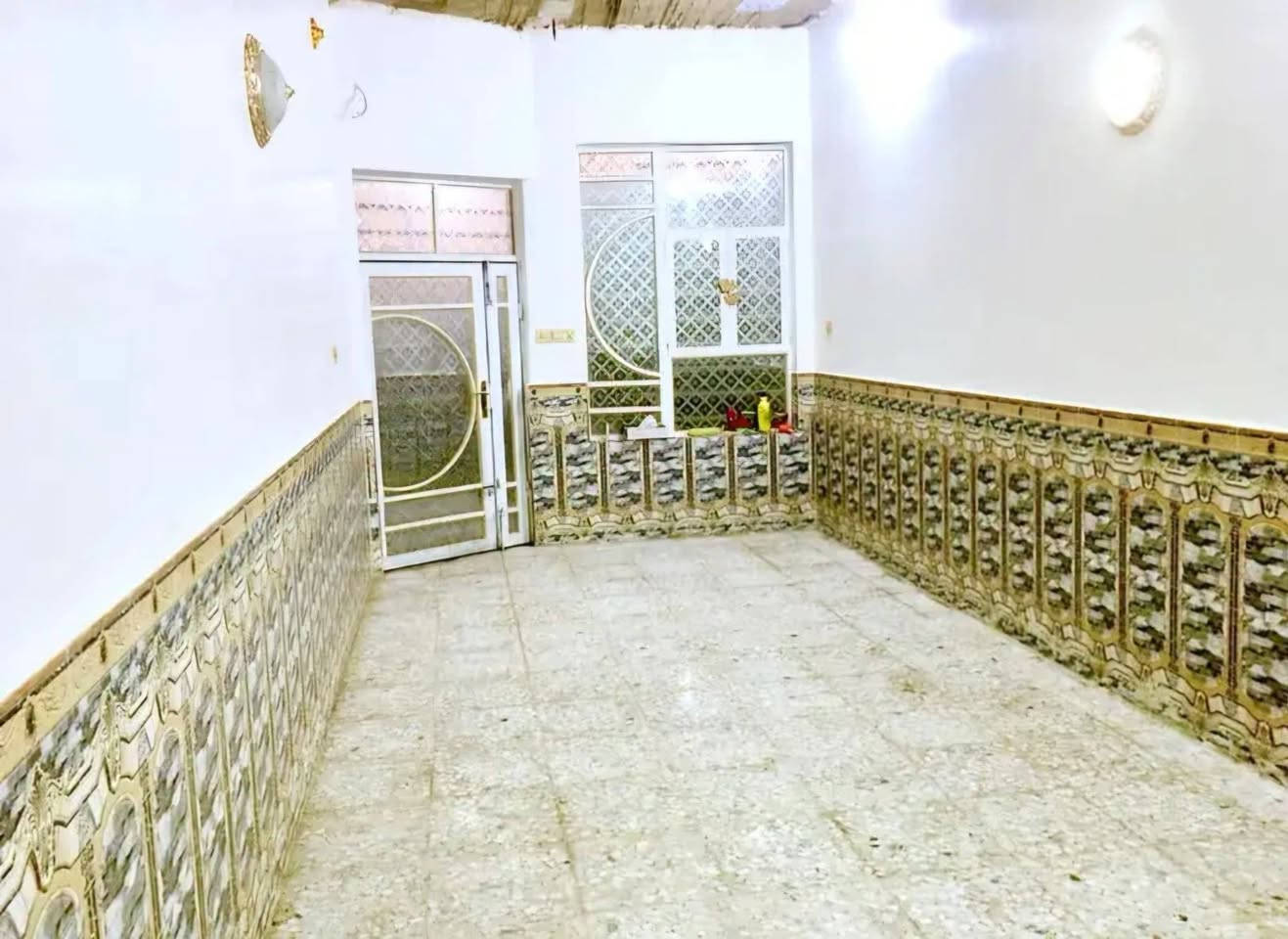 دار للبيع مساحه 100 متر طابو زراعي سند 25 
اساس صب بناء طابوك سقف صب 
يحتوي الدار على غرفه وصاله ومطبخ واستقبال مغاسل داخليه و خارجيه الدار عوزه ترتيب بسيط اعاده ارضيه الغرفه وسقف ثانوي 
الموقع الكوفه البراكيه شارع المطار القديم فرع صيدليه صفاء عبد الرضا مقابيل مكتب حسين الياسري 
السعر بلاش بيع مستعجل 29مليون وبي مجال بسيط 
للتواصل الاتصال على الرقم *********** أو مراسلة الصفحه مكتب الياسري للعقار والمقاولات
