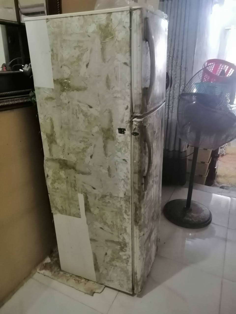 ثلاجه شغاله حجم وسط 100وبيه مجال حله ابو غرق  *********** بيه وتساب
