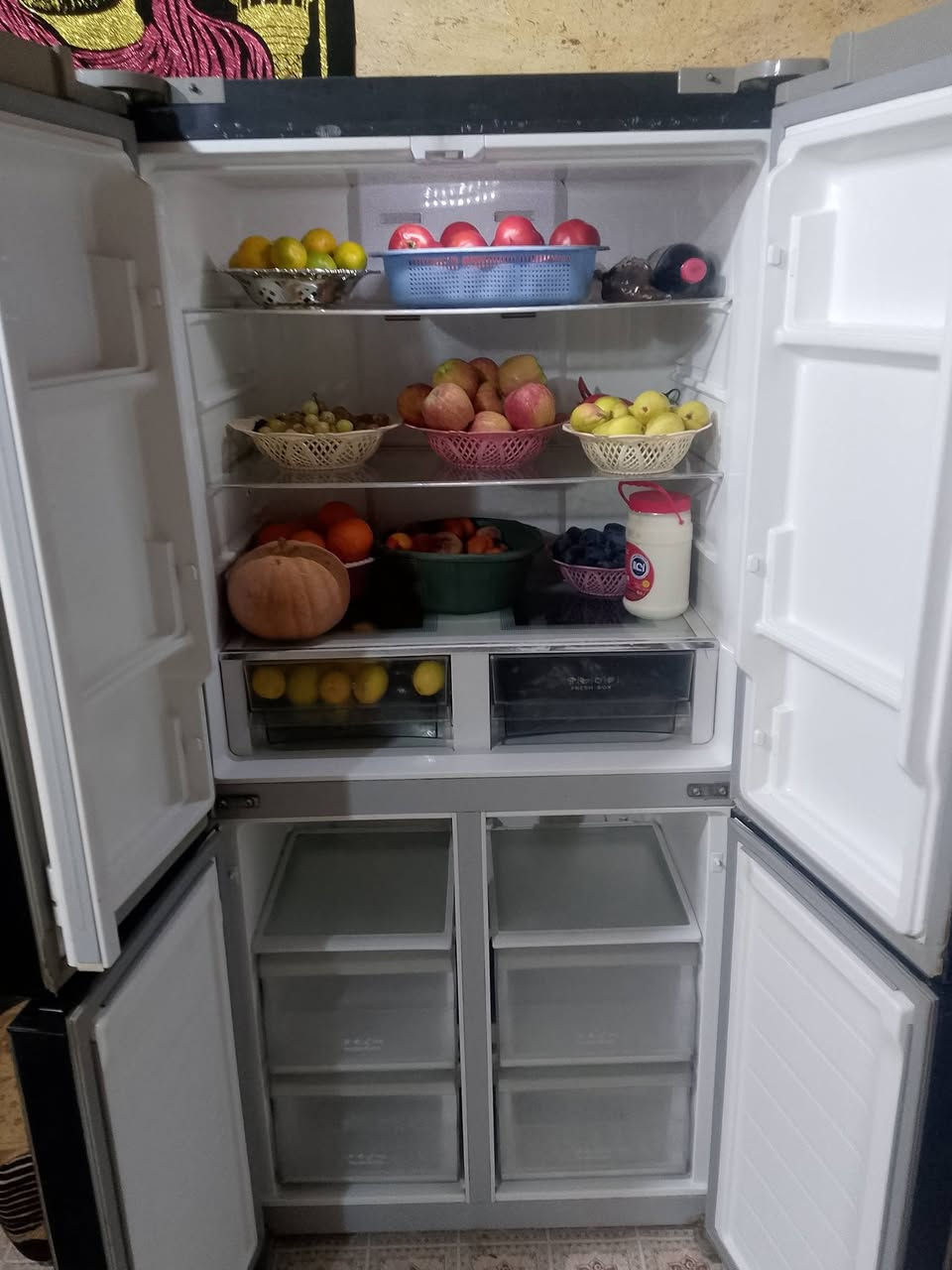 ثلاجه فوق مجمده تحت شرط الشغل السعر ب350 عنواني المعقل هاتف *********** متوفر واتساب  ملاحظه الجديده بمليون وربع
