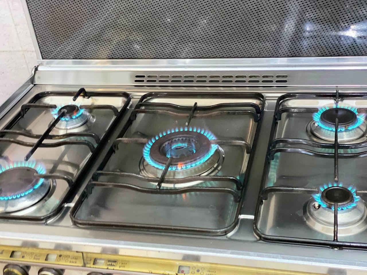 طباخ نظيف للبيع 
للاستفسار الاتصال ***********
