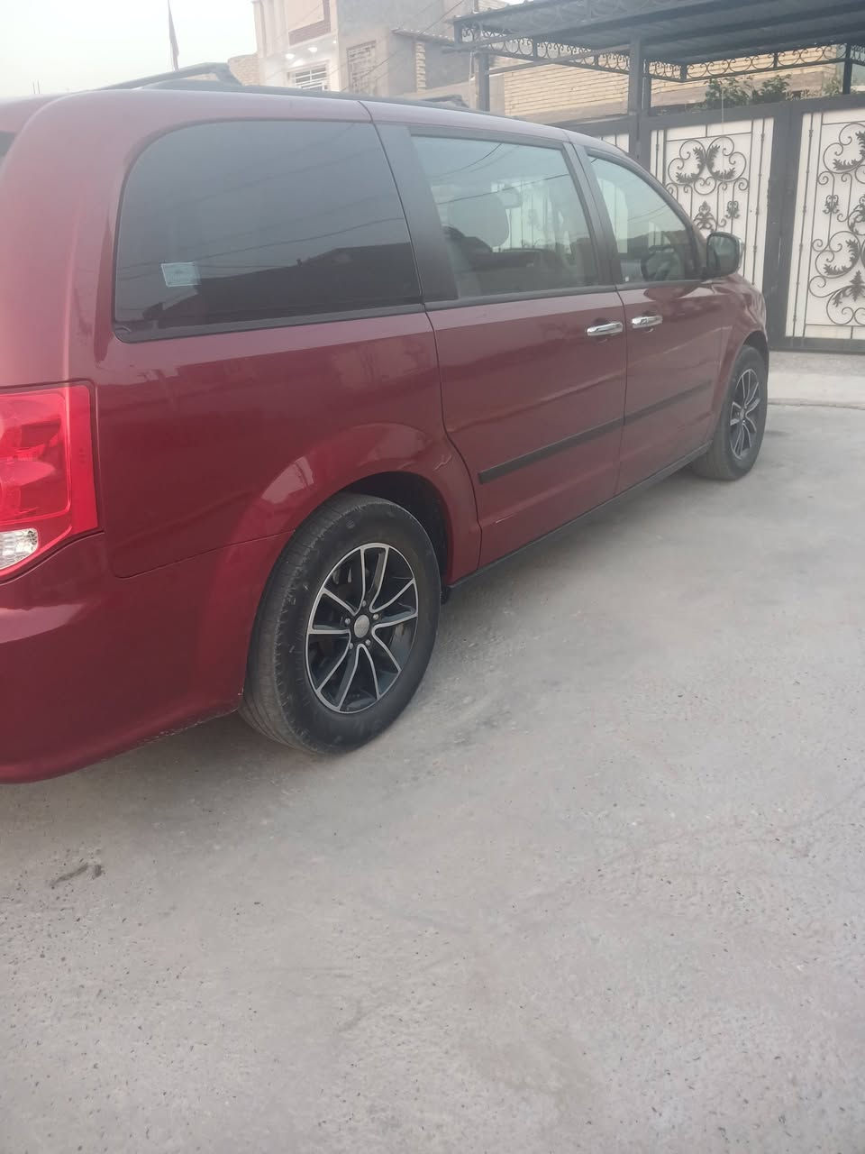 السلام عليكم دوج كرفان لبيع موديل ٢٠١٦ بااسمي تحويل ثاني يوم ماشيه ١٣٠ سياره فول عادي قطعه تبريد وحده ثلج على وضع الشركه بيها جاملغ تبديل واحد فقط بدون دواخل سياره جديده السعر ١٥٠ وبيها مجال مكان السياره بغداد شهداء السيديه وهذا رقمي ***********
