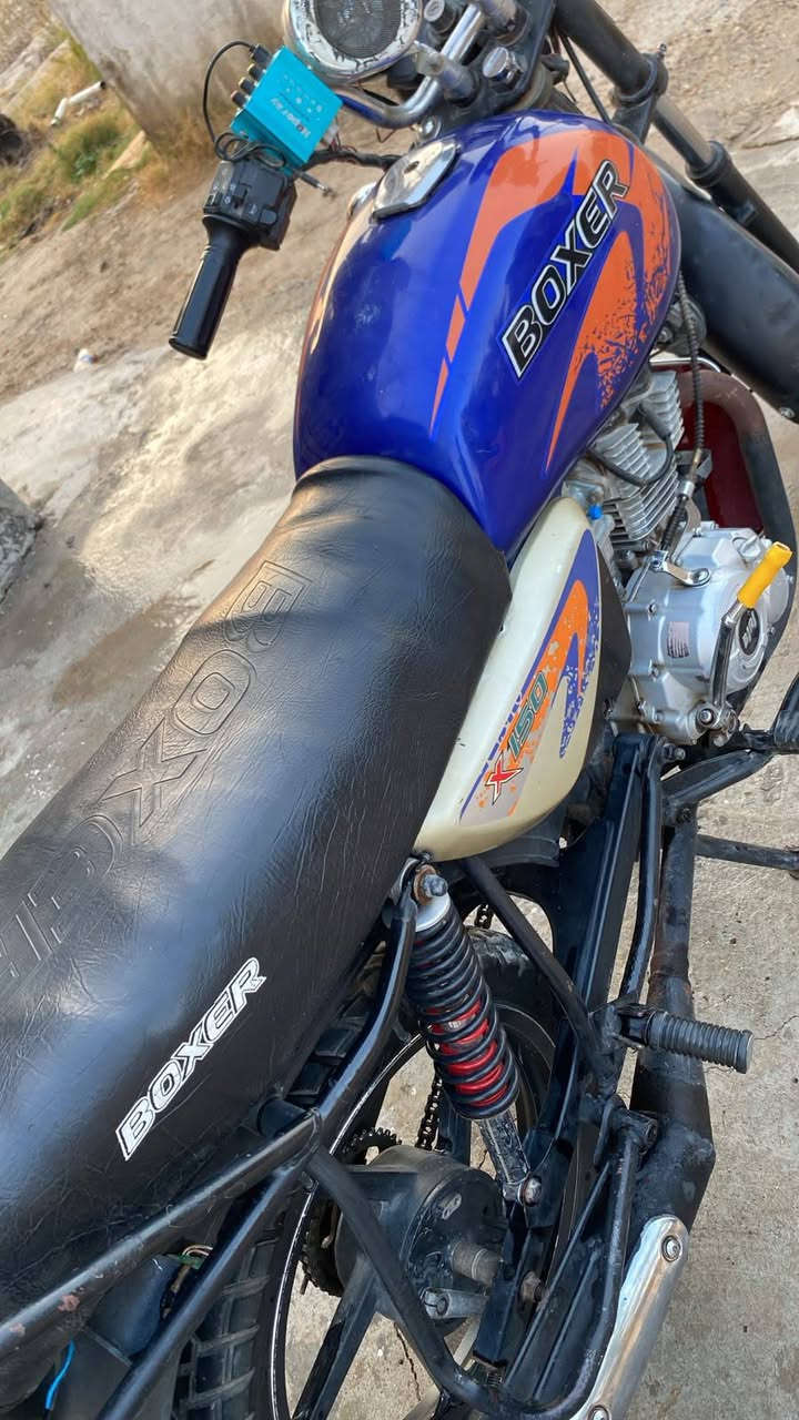 سلام عليكم دراجه بوكسر موديل 20دراجه حلوه ما مفتوحه بس بيه صوت ب مكينه و أوراقه ضايعه اكفله الك عشائر وقانون رايده ب 800مكاني بغداد الكماليه وهذه رقمي***********
