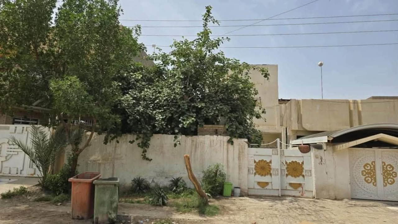 دار طابو صرف في الجمعيه المساحه 220م قرب الملعب بناء قديم  سعر مناسب 135 وبي مجال بسيط , طابقين ٣  غرف نوم  هول استقبال صحيات داخليه وخارجيه مطبخ كراج سياره حديقه إماميه. للتواصل *********** بي وتس أب
