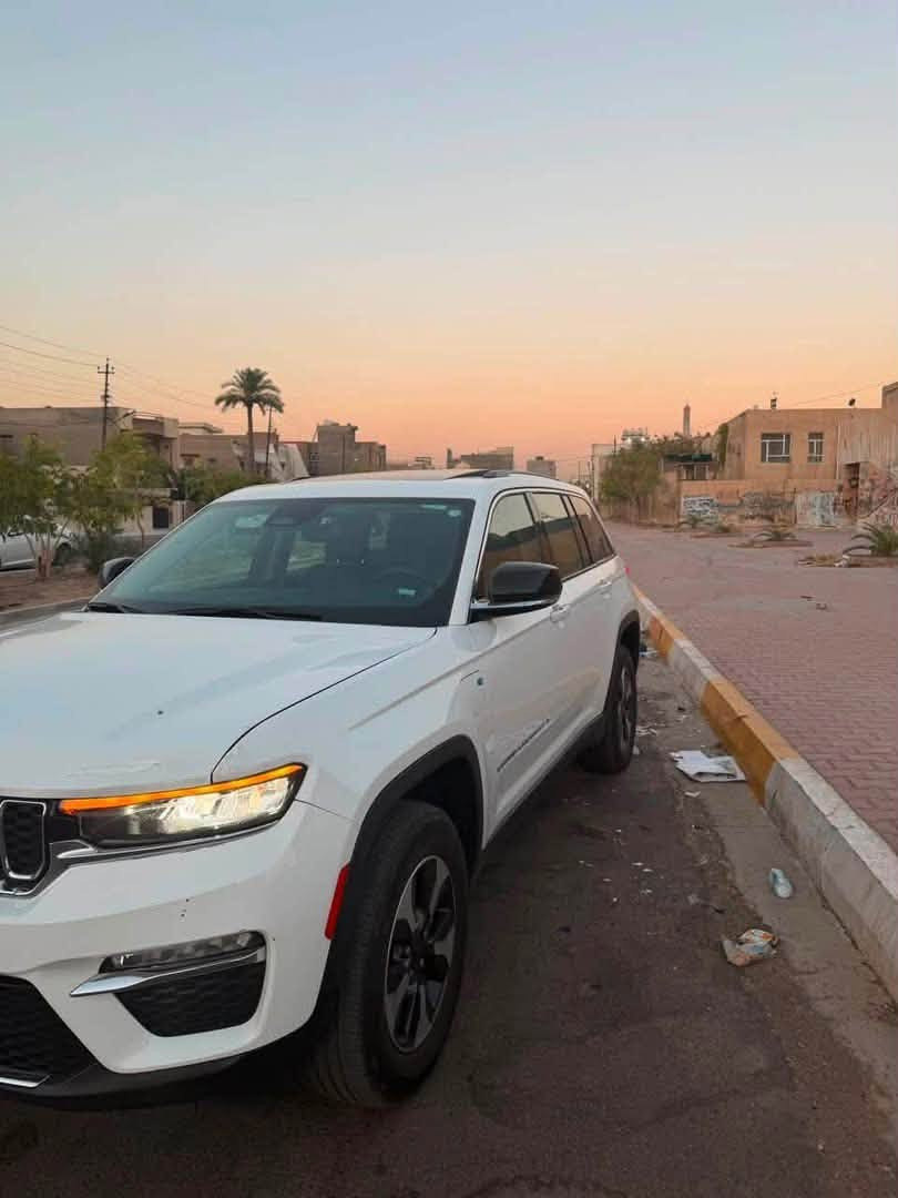 🚘 للبيع | Jeep Grand Cherokee 4xe موديل 2024
Plug-in Hybrid | فول مواصفات | نظيفة جداً

💰 السعر مناسب جدا للجادين  

📍 الموقع: بغداد – المنصور

🔹 المواصفات:
• محرك 2.0 لتر تيربو Plug-in Hybrid (قابل للشحن)
• قوة 375 حصان
• دفع رباعي 4×4
• كير أوتوماتيك 8 سرعات
• ممشى 30,447 مايل
• فتحة سقف بانورامية
• 3 شاشات أمامية
• شاشة للراكب الأمامي
• شاشة وسطية كبيرة
• مقاعد كهربائية
• تبريد وتدفئة المقاعد الأمامية
• Apple CarPlay & Android Auto
• بصمة وتشغيل Start/Stop
• أوضاع قيادة Hybrid / Electric / eSave

✅ الإيرباقات كلها سليمة ولم تفتح.
✅ السيارة شبه كلين، نظيفة جداً، والفحص بأي مكان يختاره المشتري.

حادث كان ضربة خفيفة جداً جداً من الجهة الخلفية (عند التاير الخلفي) وتم تصليحها باحترافية 
.
اللي يهمه الموضوع يراسلني، وأدزله صور الضربة الأصلية قبل التصليح.

🎁 رقم بغداد مميز يجي مع السيارة

📞 للتواصل (اتصال أو واتساب):
***********
