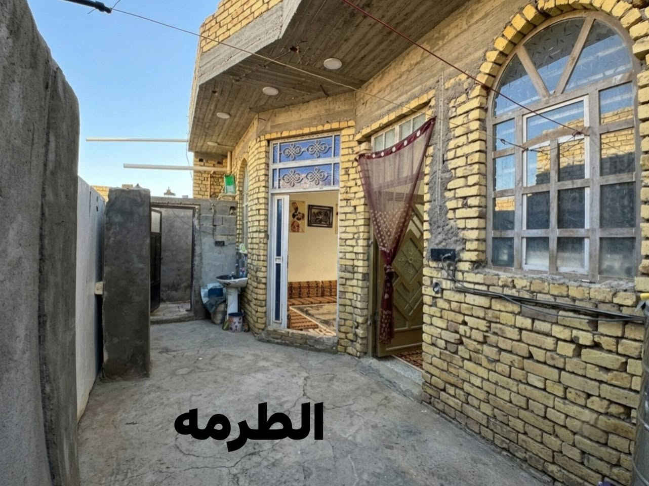 🏡 بيت سكني في حي الخضراء الأولى
📍 الموقع: حي الخضراء الأولى – مقابل الخاجية – شارع 30.

📐 تفاصيل العقار:

- المساحة: 125 م²
- الواجهة: 8.5 متر
- النزال: 15 متر
- عرض الشارع: 8 أمتار
- نوع السند: طابو زراعي (سند 25)

🔹 الطابق الأول:

- استقبال واسع 5×4 م
- صالة كبيرة 6×5 م
- مطبخ 3.5×3 م
- غرفة نوم رئيسية 5.5×5 م
- غرفة نوم ثانية 4×3 م
- حمام داخلي 2×2 م
- منوران يوفران تهوية وإضاءة طبيعية.

🔹 الطابق الثاني:

- ملحق سندويچ.
- غرفتان 4×3 م لكل غرفة.
- صالة 4×2 م.
- المساحة المتبقية سطح واسع يمكن استغلاله حسب الرغبة.

🔨 ملاحظة:
البيت يحتاج فقط إلى تشطيبات بسيطة، تشمل:

- إكمال  الأرضية.
- سيراميك جداري للمطبخ والحمام.

💰 السعر المطلوب: 63 مليون دينار عراقي قابل للتفاوض.

📞 للتواصل والاستفسار:
***********
