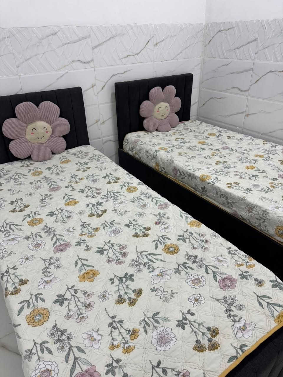 :

🛏️ للبيع سريرين نفر، حالة مرتبة ونظيفة جدًا

سريرين بتصميم أنيق ولون أسود، محافظ عليهن وحالتهم ممتازة، مناسبين للبيت الجديد أو غرفة النوم.
السريرين نفس الموديل ونفس الحجم والبيع سوا.

📸 الصور حقيقية والسريرين مثل ما موضح بالصور.
💰 السعر: 100 لكل تخت
***********
📍 الموقع: [موصل ]
