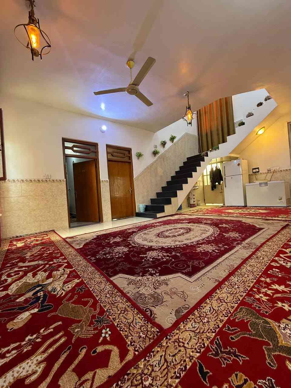 📍 واسط – قضاء الصويرة
حي العسكري – كاع خير العبدالله
قريب من كراج الصويرة
🏡 بيت زراعي للبيع
المساحة: 200 متر
🔹 مواصفات البيت:
يتكوّن من 4 غرف نوم
2 غرف بالطابق الأرضي
2 غرف بالطابق الثاني ( مع سويت لكل غرفة)
صالة واسعة
مضيف
مطبخ
ترك (سطح)
توزيع الغرف مرتب وعملي، مناسب للسكن العائلي
📞 للاستفسار والاتصال:
(***********)
