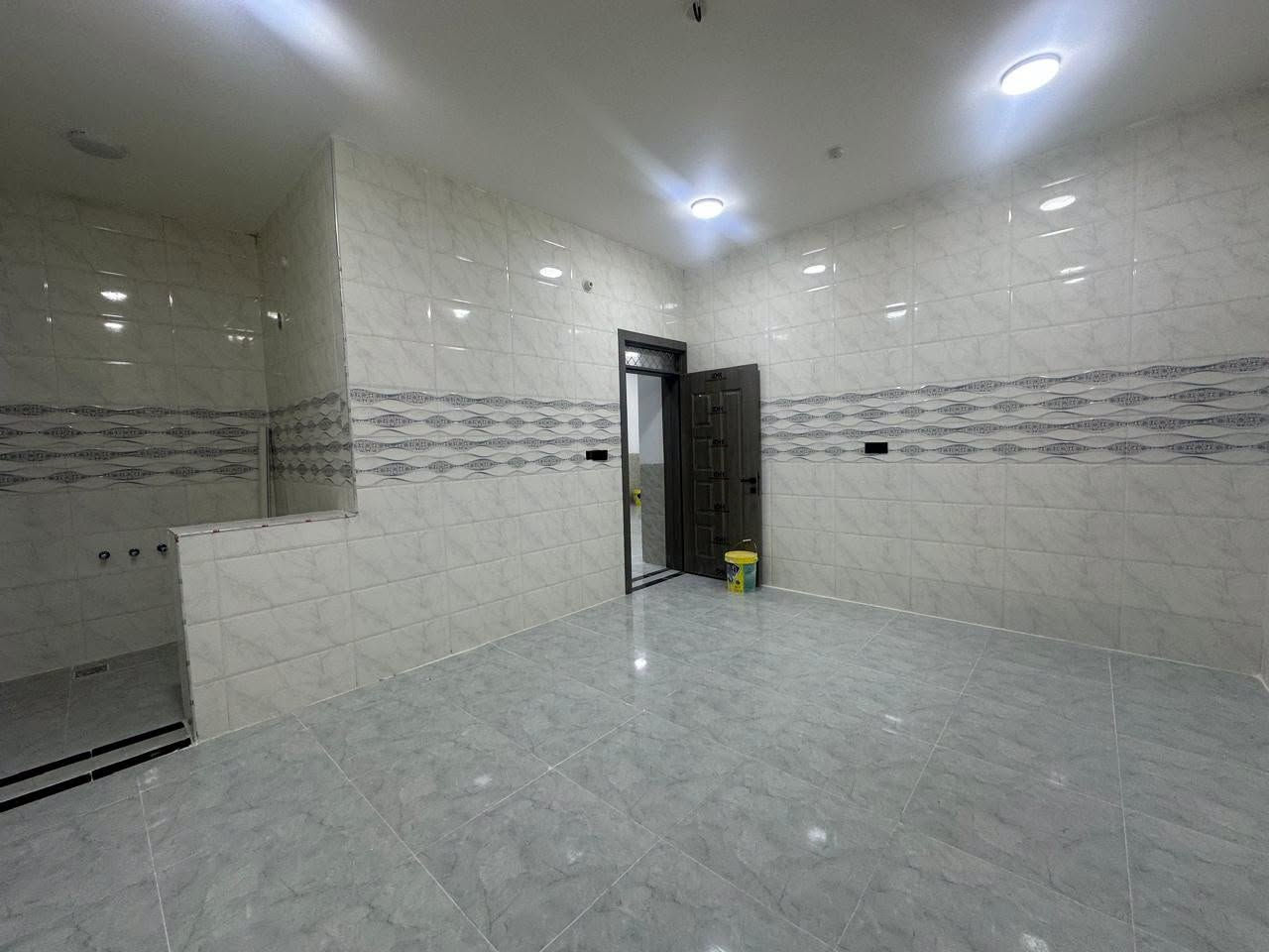 دار طابق واحد مسلح ركن في ال6 كيلو طابو صرف
في ال10 الف قرب شارع مول زنبيل
المساحة/ 200 متر ركن
الشارع/ 10x10 متر
الدار يحتوي على/
كلدور واستقبال وصاله وغرفتين نوم
ومطبخ حار وبارد ومناور عدد 2
ومجمع صحيات داخل وخارج
* البناء حجر وسمنت سنة 2026
* الارضية بورسلين
* المطبخ والصحيات فرفوري
* حزام سيراميك 1.20 متر
* الدار جديد غير مسكون وجاهز للسكن
السعر/ 105 مليون وبيه مجال
للاستفسار 
مكتب ابو مصطفى للعقار في الرمادي حي المعلمين 
قرب فلكة الفرسان مقابل مصرف الخليج التجاري 
هاتف 
ابو مصطفى  ***********
محمد  ***********
مثنى  ***********
يتوفر (واتساب) على نفس الارقام
