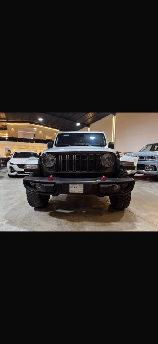 السلام عليكم ورحمة الله وبركاته 

سيارة جيب جلاديتور (Jeep Gladiator) موديل 2023 باللون الرصاصي sport S

1. المحرك والأداء
المحرك القياسي: 6 أسطوانات (V6) سعة 3.6 ليتر (Pentastar).
القوة: 285 حصان.
عزم الدوران: 353 نيوتن.متر.
ناقل الحركة (القير): أوتوماتيكي من 8 سرعات (مع نظام دفع رباعي 4x4 مع خيارات الدفع الثقيل/الخفيف).
داخل السياره برتقالي جلد
الضرر بارد في مقدمة البنيد مع فتح براغي الجاملغ الايمن فقط وايرباك درگة فقط 
رقم السياره بغداد 
بيع او مرواس حسب القناعة 
مكان السياره ميسان 
رقم الموبايل *********** 
السعر ٣١ الف وبيها مجال
