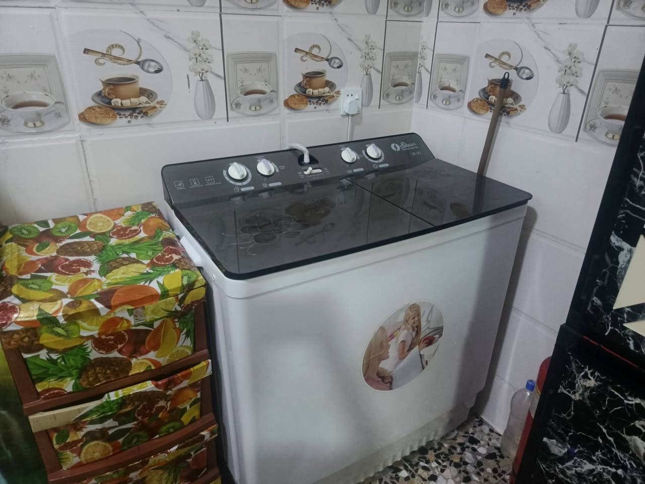سلام عليكم غراض منزل للبيع جديده بمعنه كلمه 
بغسالة ملابس نصف أوتوماتيكية (حوضين) تحمل علامة أوسكار (Oscar)، بلون رمادي داكن مزين بنقوش ورود رقيقة على الأغطية.مميزات الغسالةتصميم ثنائي الحوض منفصل للغسيل والتجفيف (العصر).مفاتيح تحكم ميكانيكية دائرية لضبط وقت الغسيل والعصر ومحدد لمدخل المياه. سعر 400 
2. مجمده بلسان 14 قدم لادخلة تصليح ولا مفتوح بيها شي اخت جديده سعرها 275
التخم قبل شهره اخذتها جديد شخط مابي سعره 400الف 

لستفسار اكثر ***********
