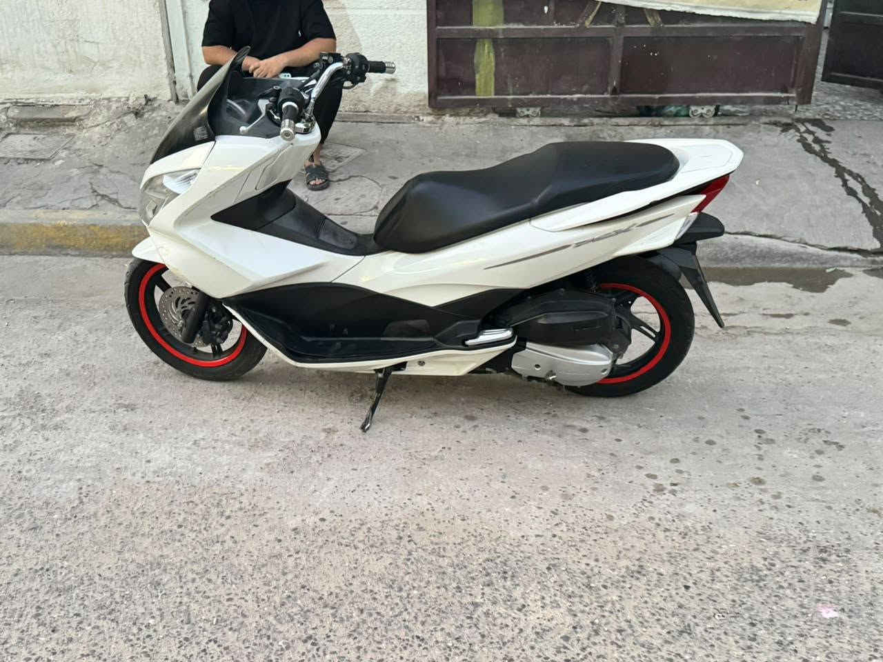 سلام عليكم pcx جيل الثاني ياباني 
دراجه كارتونه كفاله عامه كفاله من الويل الخلفي لويل الامامي دراجة ماشيه 39الف 
عنواني بغداد 
رقم الهاتف ***********
