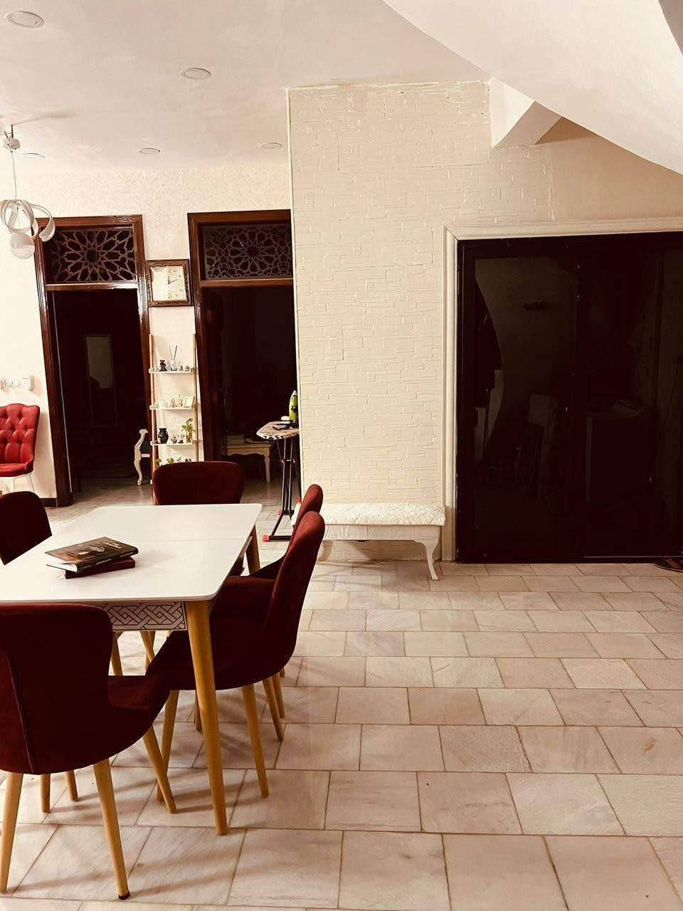 🏠 دار للبيع – زوير / قرب مشروع الماء
📍 ثاني بيت عن الشط
 • المساحة: 200 م²
 • عدد الطوابق: طابقين
 • عدد غرف النوم: 4 غرف نوم

تفاصيل الطابق الأول:
 • غرفتين نوم
 • كليدور
 • صالة
 • مطبخ
 • صحيات

تفاصيل الطابق الثاني:
 • غرفتين نوم
 • كليدور
 • سطح أول + سطح ثاني

📌 موقع مميز قريب من الشط ومشروع الماء

للاستفسار الاتصال ع الرقم  *********** المصيب, بابل
