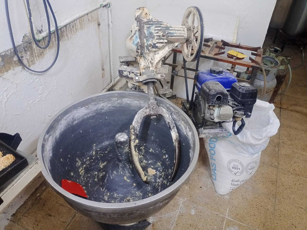 فرن كهربائي ثلاث طوابق عرض 60 وعجانه عراقيه وعربين ثنين وجمخانه مترين ونص ثنين طابق بطل مخبره وميز مال شغل كامل الخط السعر ع خاص العنوان موصل
