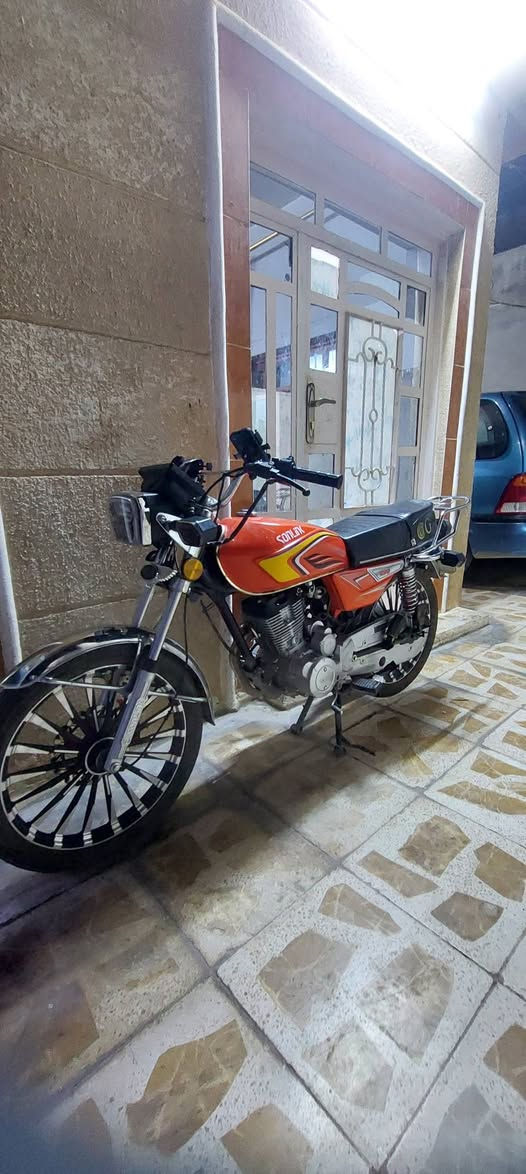 سلام عليكم دراجة سيفان محرك رصاصي 150 cc دراجة كاملة ما ناقصة شي الشاشة مثل ما موضح بالصور دراجة نضيفة مال جناي ومحرك ناعم ناقصة فقط سايق السعر 800 وبيهة مجال حك جية مكاني تكريت حي الجمعية *********** اقرة المنشور قبل لا تتصل .
