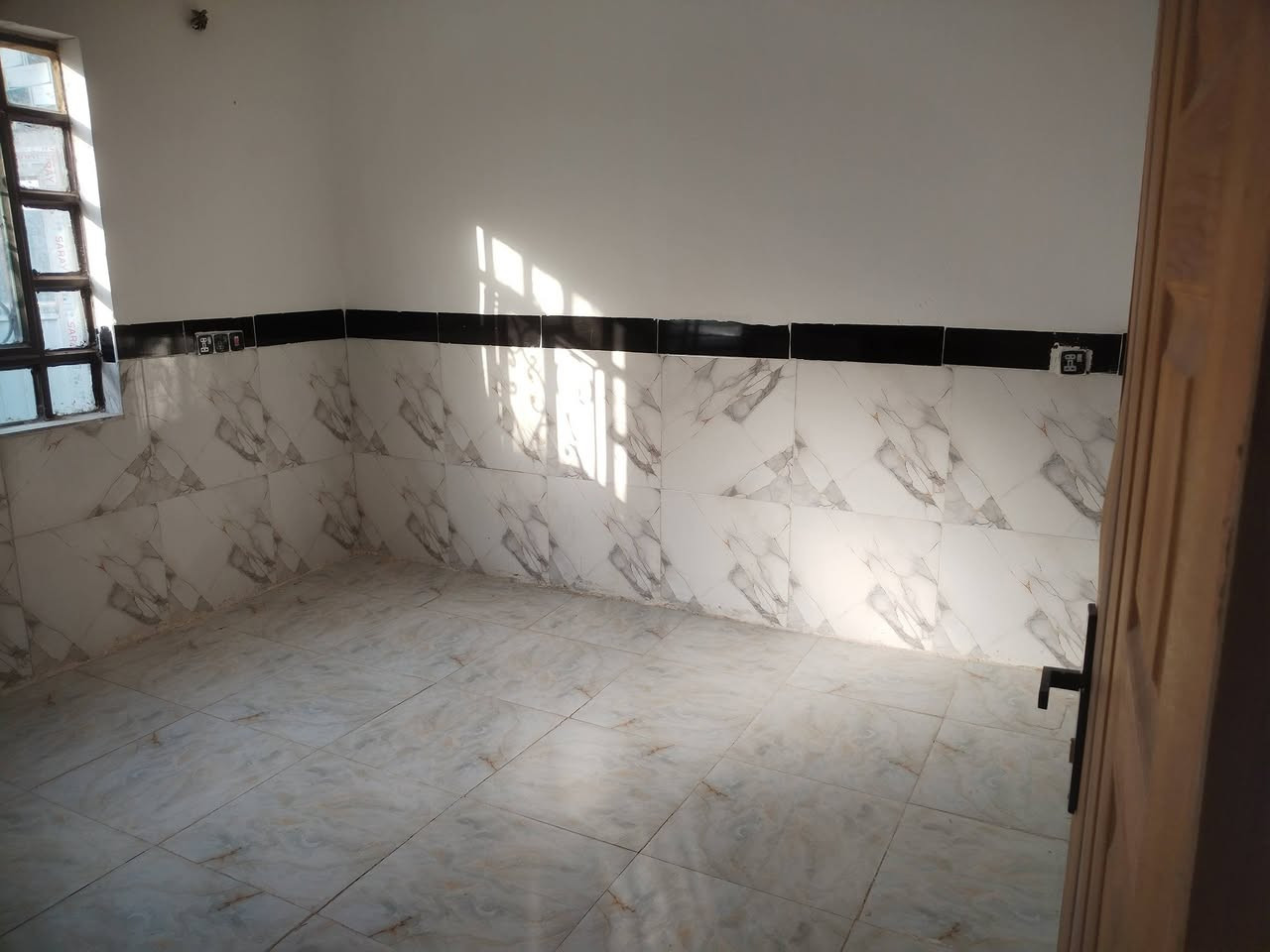 بيت مساحه 90م طابقين 
موقعه ممتاز البوبيات الحر مقابل شركه اليساري
 خامس بيت عن شارع العام عرض الشارع 12م
يحتوي علر غرفتين نوم صاله استقبال مطبخ صحيات داخليه وخارجيه للبيع السعر75مليون مع المجال 
***********
***********
