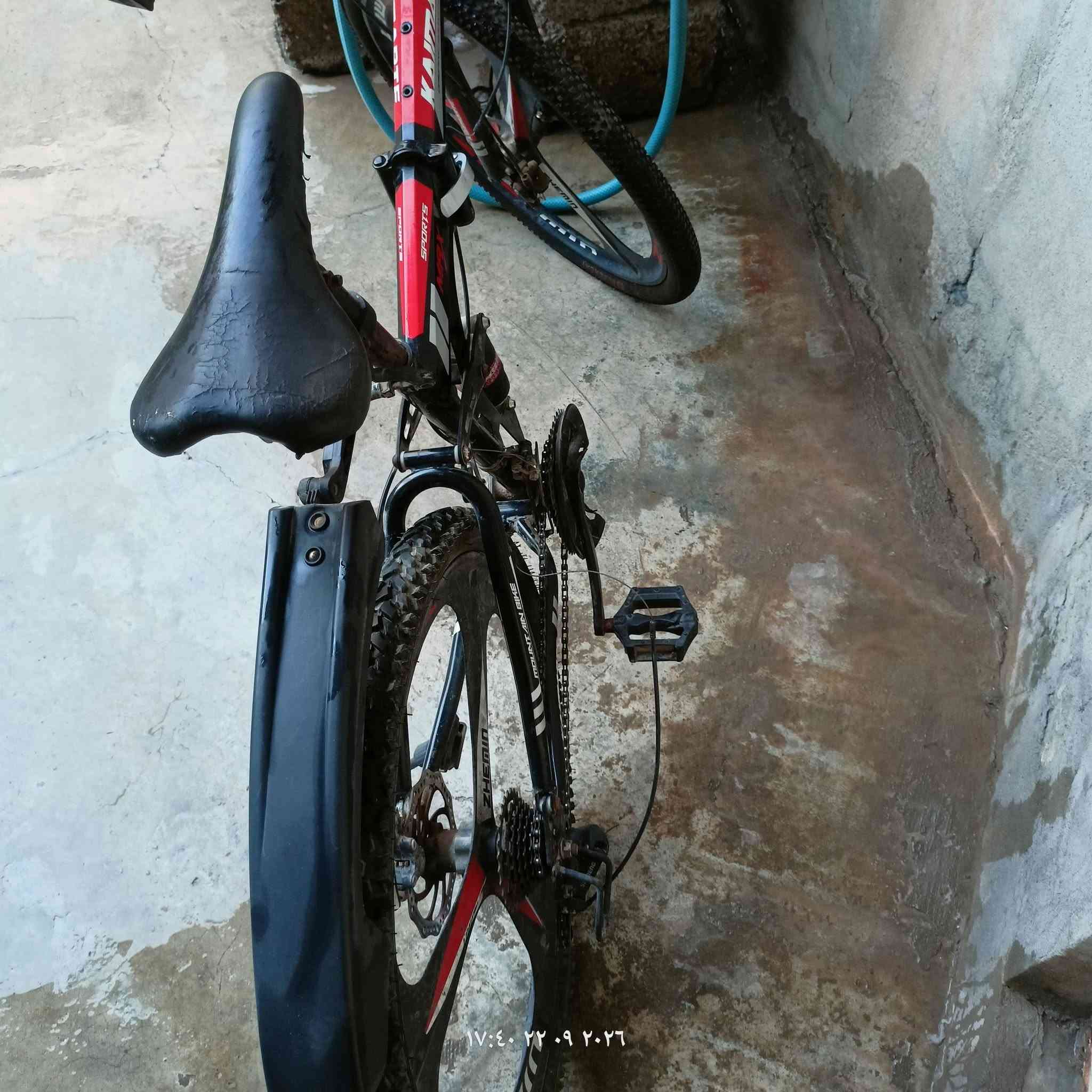 KAMMARTE Sports MAX
إطار قابل للطي من المنتصف.
نظام تعليق أمامي + مساعد خلفي.
عجلات جبلية، ويبدو مقاسها قريبًا من 26 بوصة.
فرامل تبدو ديسك ميكانيكية أمامية وخلفية.
ناقل حركة خلفي متعدد السرعات.
رفارف أمامية وخلفية.
ستاند جانبي.

سعره150 الف وبيه مجال مكاني قضاء طوز خورماتو للتواصل ***********.

نص مكتوب في الصور:
- ١٧:٣٩ ٢٢ ٠٩ ٢٠٢٦
- ١٧:٤٠ ٢٢·٠٩ ٢٠٢٦
- ١٧:٤٠ ٢٢/٠٩/٢٠٢٦
- ١٧:٤٥ ٢٢ ٠٩ ٢٠٢٦