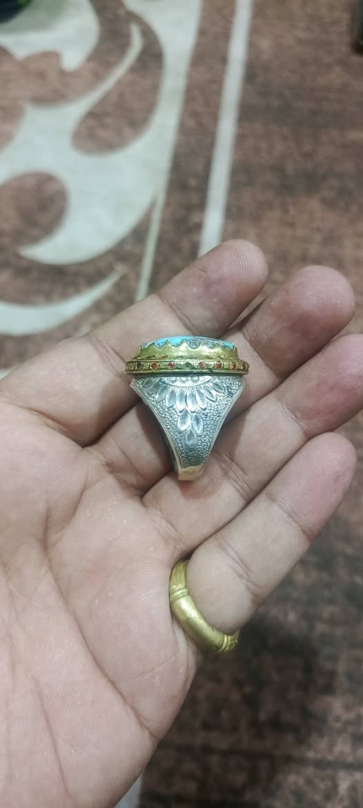 فيروزج لبه اصلي بالذمه
حجم الحجر تقريبا ٢ سم
التاج ماء الذهب 
مرصع ب٤٥ حجر زمرد باريسي
فضه ثقيله
حجم الاصبع ٢٦ _ ٢٧
السعر ٢٠٠ الف 
توصيل موجود
***********
