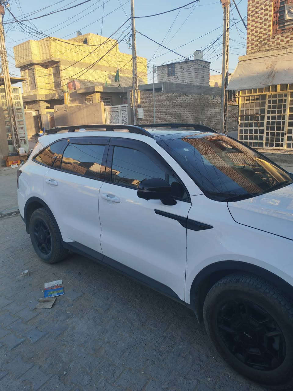 للبيع: كيا سورنتو 2024 (وارد أمريكي)
اللون: أبيض
المحرك: 2.5 لتر تيربو (2,500cc Turbo)
الفئة: SX Prestige X-Pro (أعلى فئة - فول مواصفات 1/1)
الضرر والتعديل: الجاملغ الأيمن تعديل بارد، والبنيد صبغ فقط.
​المواصفات والتفاصيل بالترتيب:
​وارد أمريكي، أعلى فئة (SX Prestige X-Pro).
​محرك 2500 تيربو قوي واقتصادي.
​لون أبيض مميز.
​ضرر الخرج: جاملغ أيمن تعديل بارد مع صبغ البنيد فقط.
​نظام 5 كاميرات (رؤية محيطية 360 درجة مع رؤية ثلاثية الأبعاد).
​رادارات جانبية، رادار أمامي، ونظام كشف النقطة الكوراء مع تنبيه الموتورات والمشاة.
​حساسات متكاملة: 12 حساس (أمامي وخلفي وجانبي).
​تدفئة وتبريد للكشنات الأمامية.
​كشنات كهربائية بالكامل (الأمامية والخلفية) مع ذاكرة لحفظ وضعية كشن السائق (Memory Seat).
​طي وتحريك الكشنات الخلفية بنظام كهربائي.
​تدفئة للكشنات الخلفية.
​جنطة خلفية ذكية تفتح وتغلق كهربائياً.
​نظام الإيقاف التلقائي (Auto Hold).
​بريك إلكتروني (Electronic Parking Brake).
​4 وضعيات قيادة مختلفة (Comfort, Eco, Sport, Smart) + وضعيات التضاريس (Drive & Terrain Modes).
​نظام دفع رباعي ذكي (AWD Lock).
​شاشات بانورامية ديجيتال بالكامل (شاشة عدادات + شاشة لمس رئيسية مع تدعيم Apple CarPlay و Android Auto).
​نظام صوتي فاخر (Bose) عالي الدقة.
​فتحة سقف بانوراما بالكامل.
​شاحن وايرليس سريع للموبايل + منافذ شحن USB-C لكل الصفوف.
​نظام المحافظة على المسار والقيادة الذاتية المؤقتة (Lane Keeping & Steering Assist).
​بصمة تشغيل، دخول ذكي، وتشغيل عن بُعد من السويتش.
​ستائر جانبية للأبواب الخلفية + تكييف مركزي منفصل للركاب بالخلف.
​السعر: [26.000$] 
للتواصل والاستفسار: [***********]
