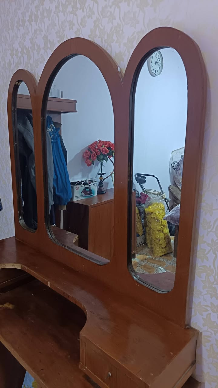 سلام عليكم غرفه اخشاب للبيع ماناقصهه بس كنتور لتواصل ***********
