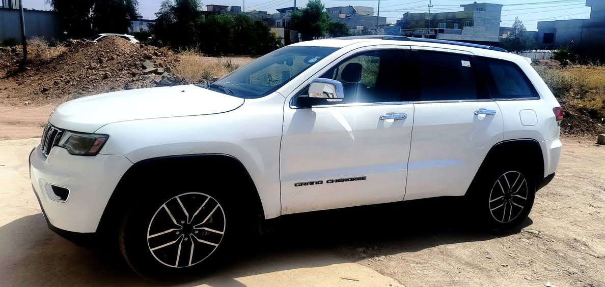 (Jeep Grand Cherokee Limited)  2022
المحرك: Pentastar V6 بسعة 3.6 لتر تنفس طبيعي
ناقل الحركة: أوتوماتيكي بـ 8 سرعات (TorqueFlite).
المقاعد: جلد فاخر  مع تحكم كهربائي للمقاعد الأمامية  ونظام ذاكرة لحفظ وضعية مقعد السائق
شاشة وسطية تعمل باللمس ‌        ( ***********  )
شحن لاسلكي للهواتف، فتحة سقف
فتح الصندوق الخلفي كهربائياً
المواصفات (الوارد الأمريكي)
كيرو محرك و دواخل و ئيرباك ستيرن و دشبول و كهربائيات و.... وتحويل و وكالة كل كل شرط مال للبيت
صبغ خمس قطعات و شبر قبل سلايت بدون دواخل شرط 
ماشية 50 
سعر 193$ 
*********** مكان قضاء بردرش اكر, نينوى
