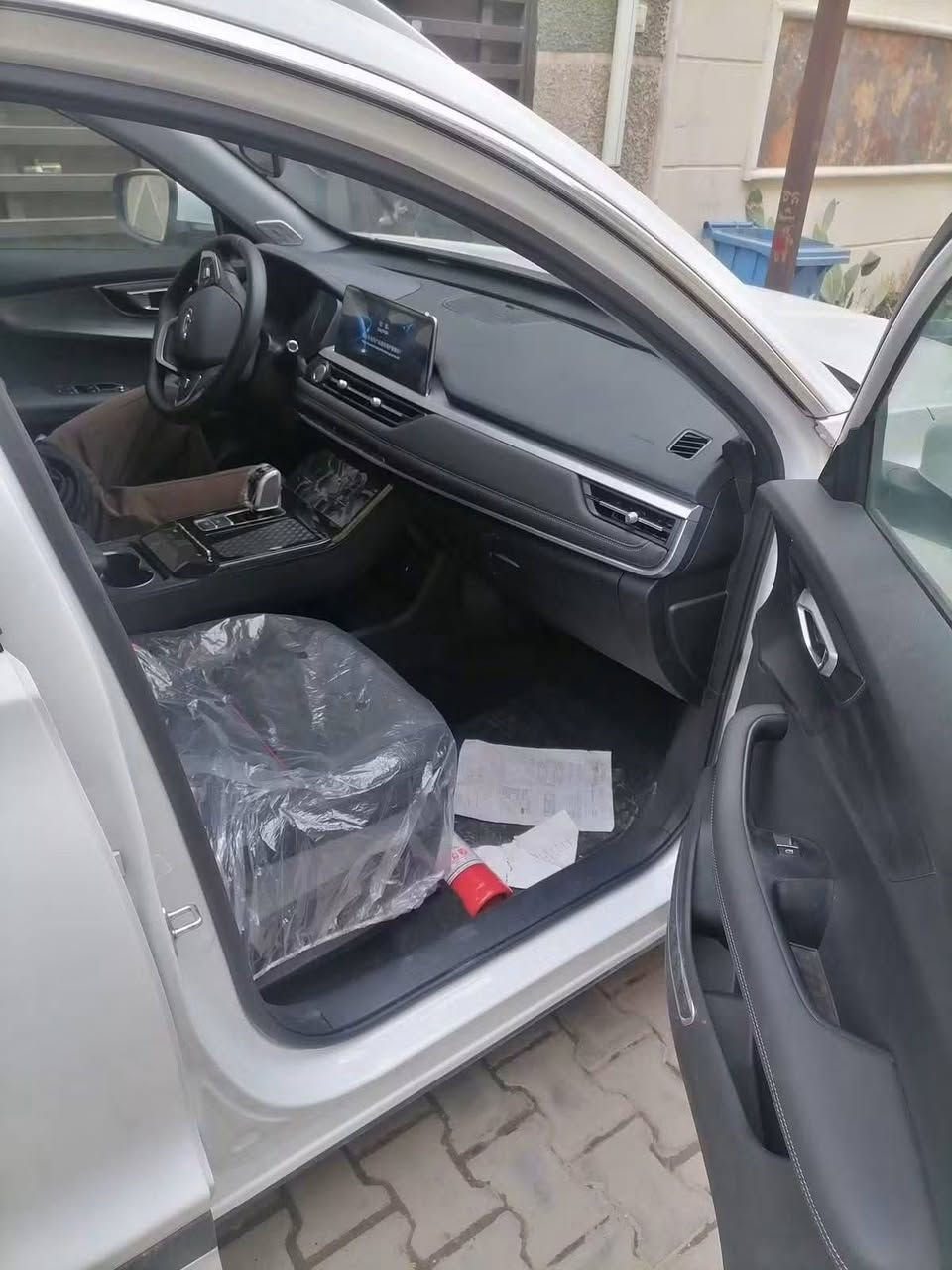 بيع سريع بسعر مناسب ( زيرووو بالضمان )
شيري تيكو 7pro موديل 2024 
(بنزين جداً اقتصادية)
رقم بغداد بأسمي تحول مباشر
حجم المحرك 1.5L TURBO،مرتبط بناقل حركة أوتو 7نمر
مفتاح التشغيل، بصمةترحيب، تشغيل عن بعد  
حساسات أمامية، حساسات خلفية 
لايت زينون + LED، كشافات، بك لايت LED 
دخول بصمة ذكي 
ويل كب 18، 4 دسك، حساسات ضغط الاطارات 
اشارة في المرايا الجانبية 
هاند بريك كهرباء 
دشبول شاشة ديجيتال  
كاميرا دوارة، 
مثبت السرعة Cruise، المودات والاوامر الصوتية  Bluetooth  
مخرج منفذ الطاقة 
فحص نظام السيارة 
انارة داخلية LED محيطية
المقاعد جلد 
تبريد  شاشة، قطعتين تبريد 
نظام مانع الانزلاق، نزول المنحدرات أوتو هولد
حاملات الأكواب 
ماشية 3000 كيلو  زيرو
ضمان لمدة 6 سنوات أو 200,000 كم 
مكان السيارة بغداد 
للاستفسار *********** واتساب

نص مكتوب في الصور:
- 1